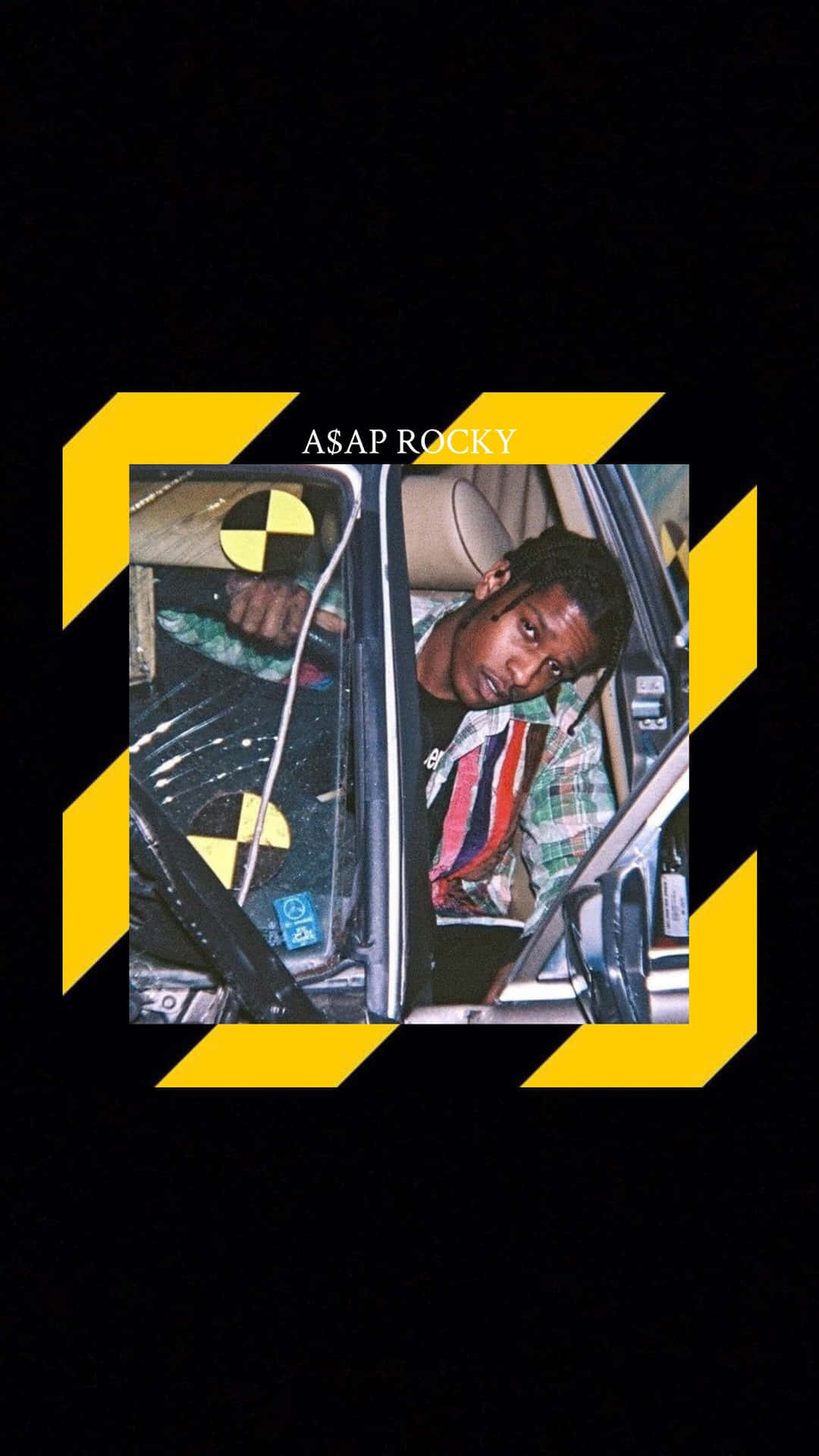 ASAP Rocky 在車內，黃色危險條紋框住圖片。