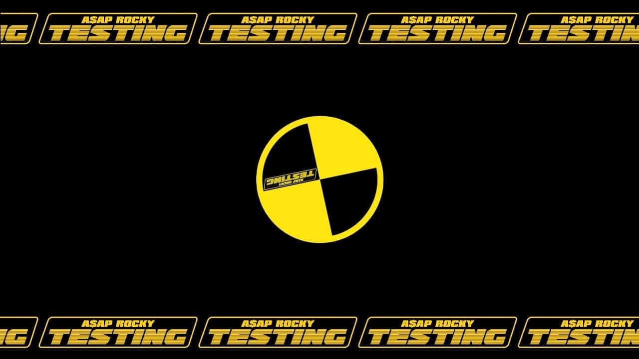黑色背景，黃色文字和中央標誌，用於ASAP Rocky的「Drill Test」項目。