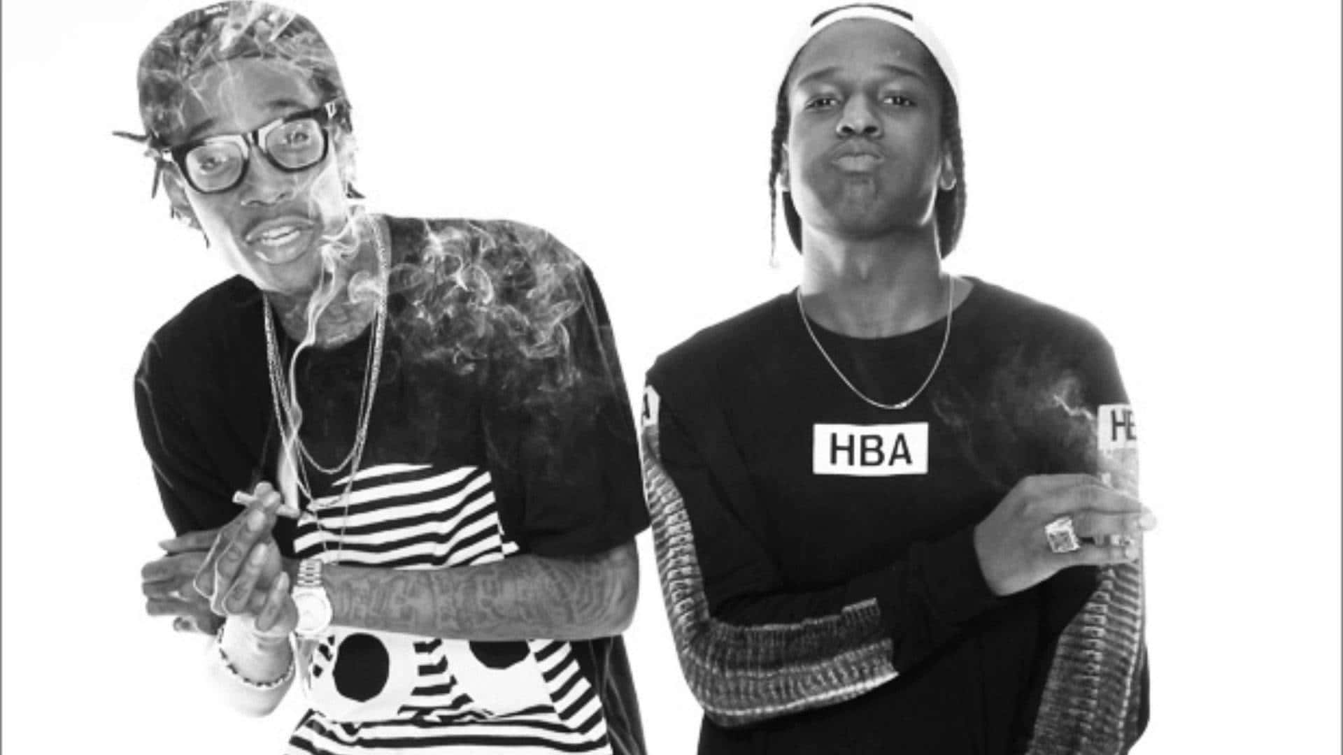 ASAP Rocky — 美國領先饒舌歌手 壁紙 — 兩個黑白男子在純白背景前擺姿勢，香煙冒出的煙霧裊裊升起。