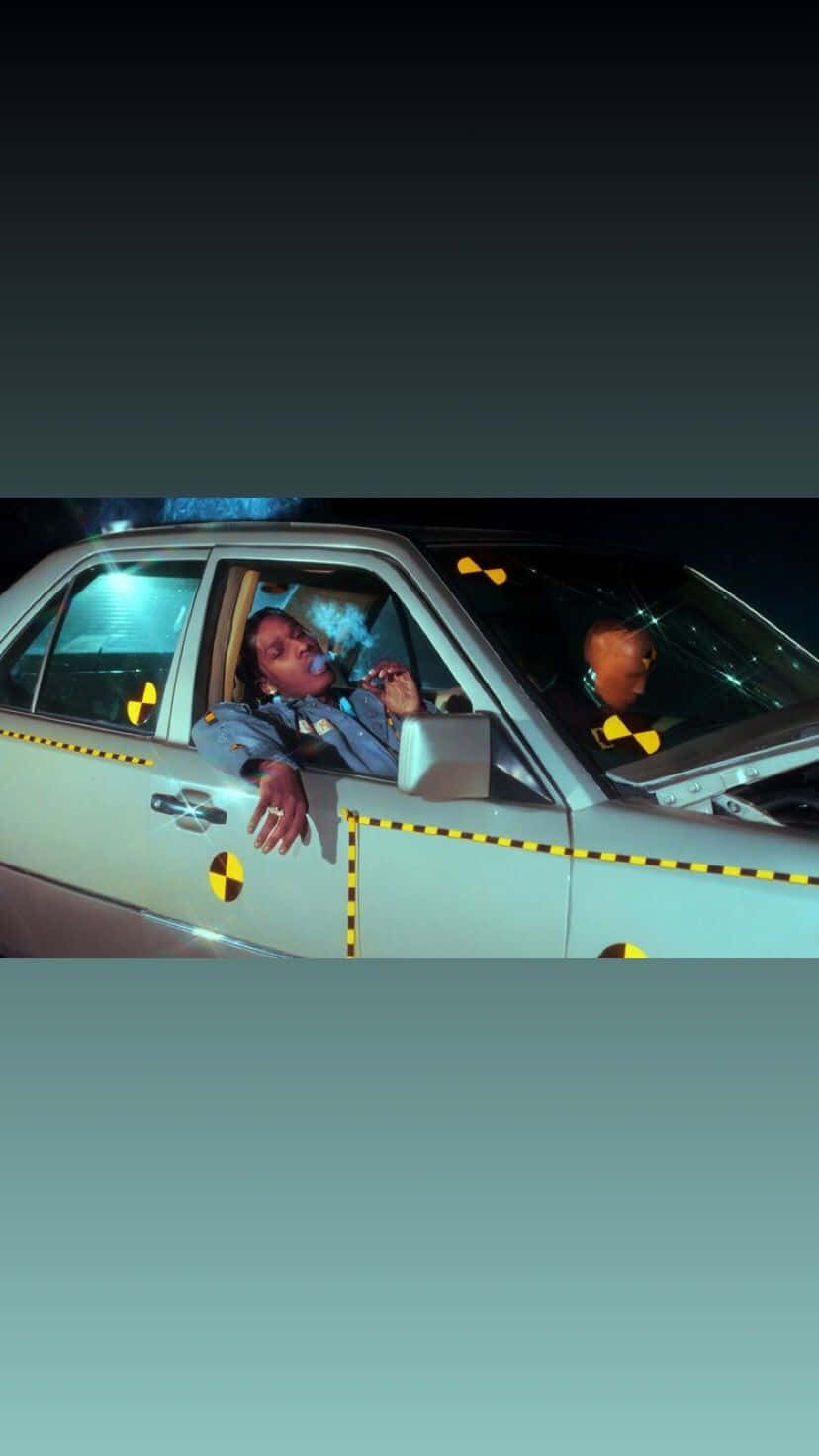 Asap Rocky《Testing》車內煙霧 壁紙 — 夜晚，兩個人從一輛銀色汽車探出身子吸煙，黃色危險膠帶纏繞在車輛上。