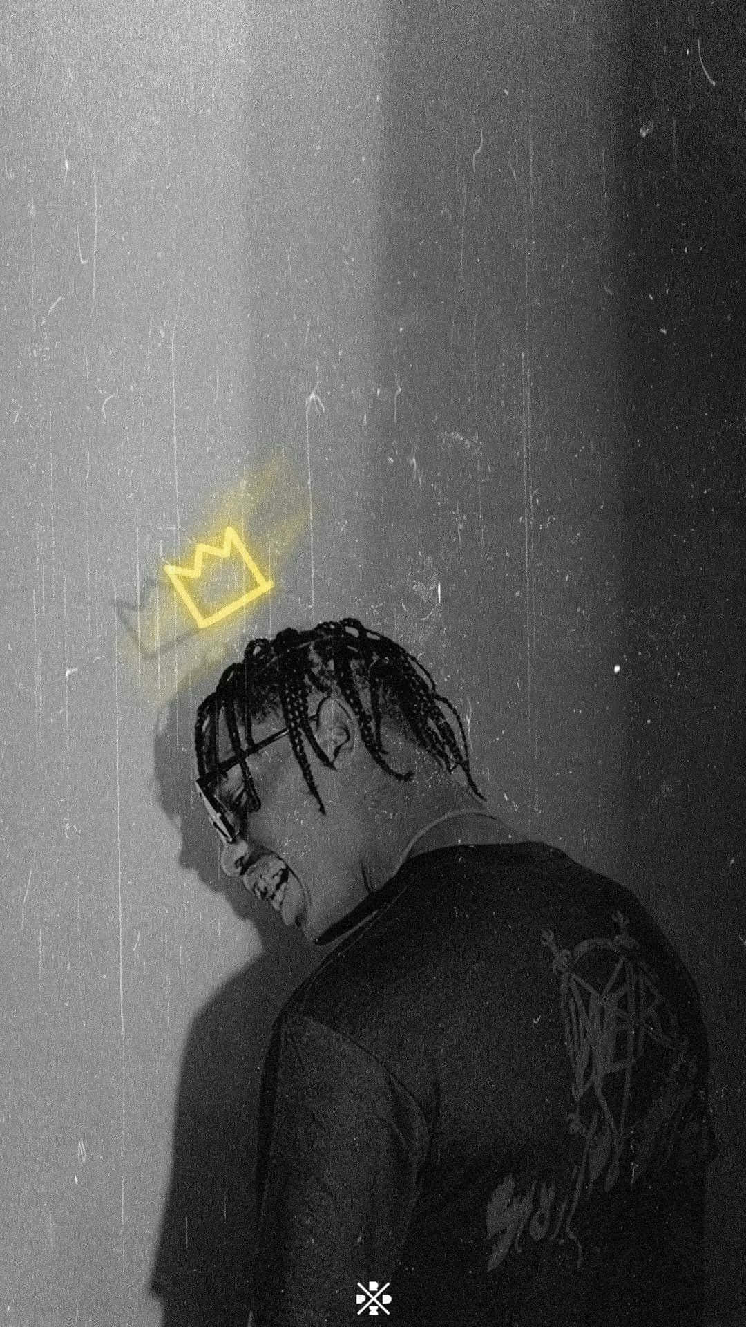 ASAP Rocky手持麥克風，神情自信 壁紙 — 一個梳辮子戴眼鏡的人靠著紋理牆壁，頭頂上方有一個發光的黃色皇冠標誌。