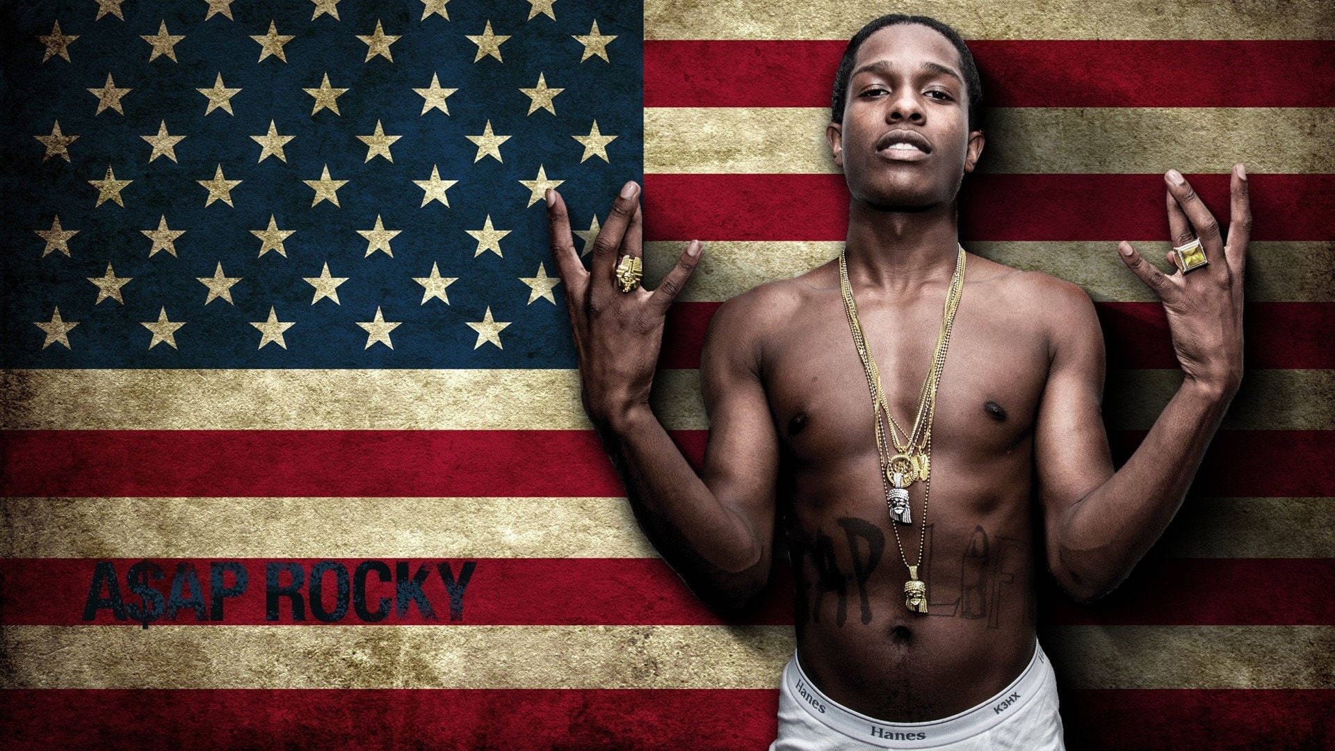 ASAP Rocky戴著金鍊在破舊的美國國旗背景前擺姿勢。