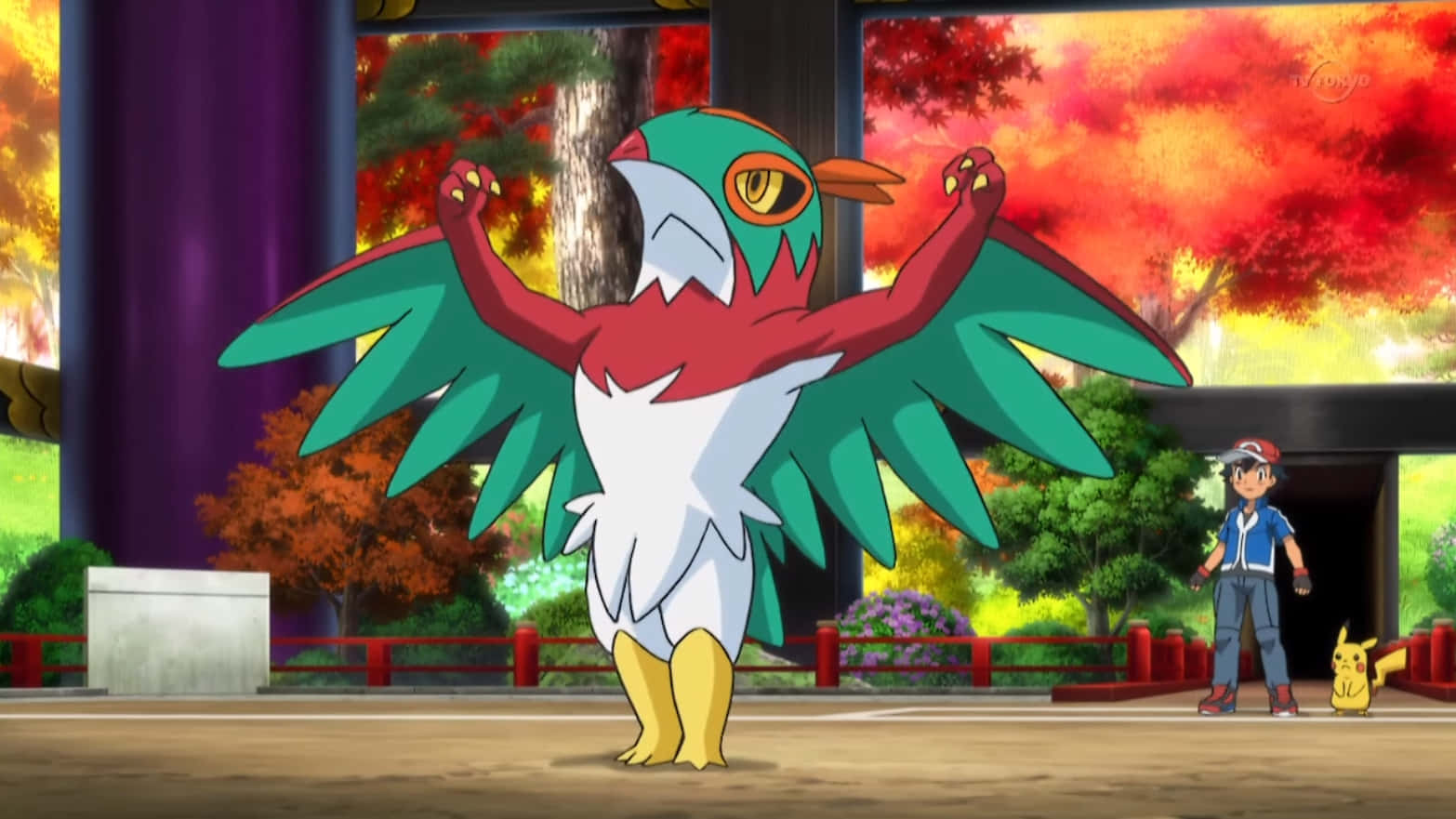 Ash 的 Hawlucha 強大無比 壁紙 — 一隻色彩鮮豔的動畫鳥類寶可夢，擁有綠色翅膀和紅色胸部，自豪地站在神社前，周圍有秋天的樹木和一位訓練家。