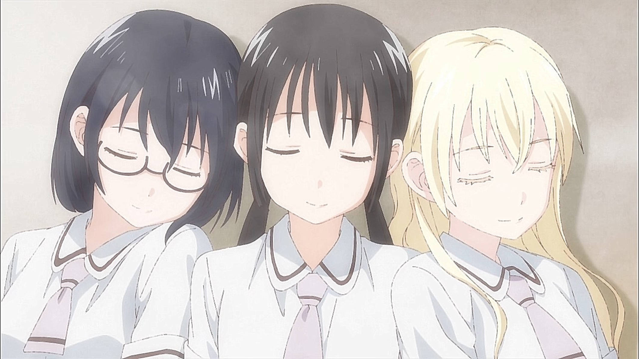 《Asobi Asobase》女孩們睡覺 壁紙 — 三個穿著校服嘅動畫女仔，閉上眼睛，表情平靜，企喺純色背景前面，互相靠近。