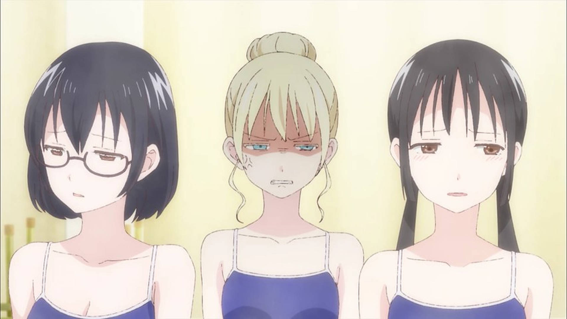 三個穿著藍色上衣的動漫女孩，表情嚴肅