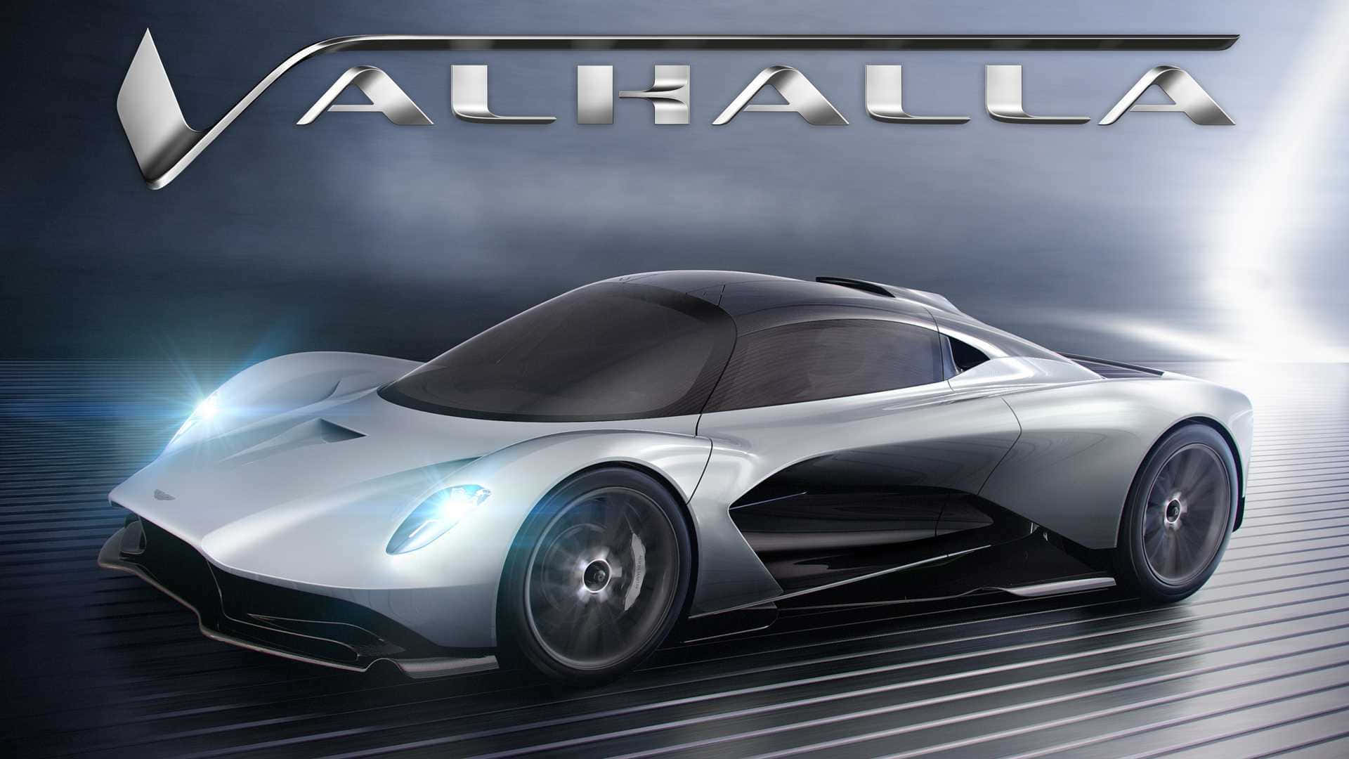 Aston Martin DB11 — 駕馭奢華 壁紙 — 一輛時尚的銀色Aston Martin Valhalla超級跑車在戲劇性的工作室燈光下閃耀，上方有金屬標誌。
