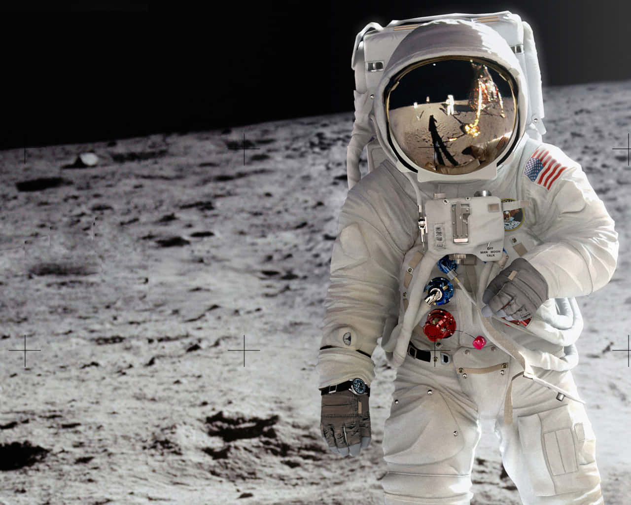 Astronaut On Moon 桌布 壁紙 — 一名穿著白色太空衣的太空人站在月球灰色的表面上，頭盔反射中可見地球。