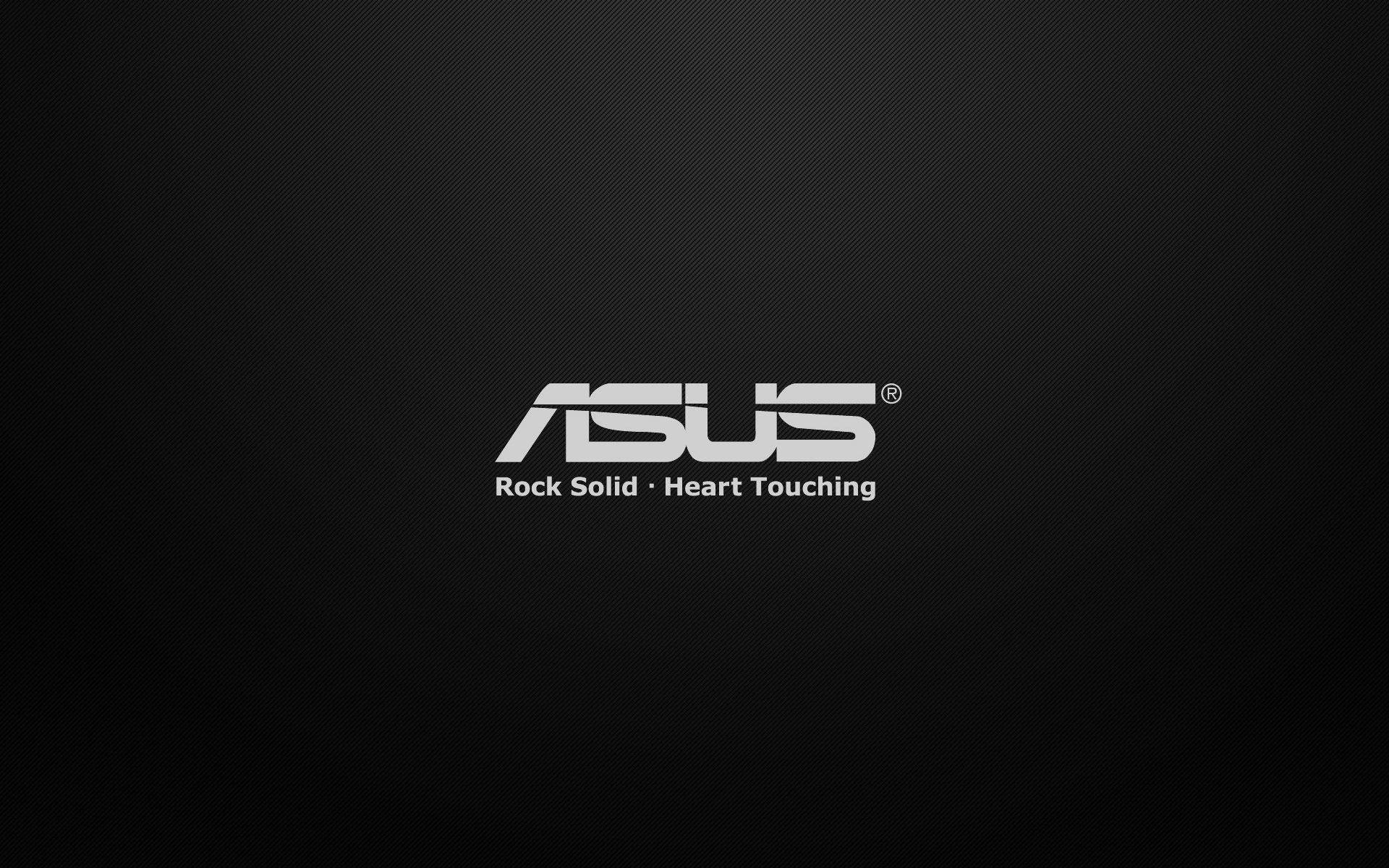 華麗的華碩標誌於明亮背景 壁紙 — ASUS 標誌以銀色文字顯示在深色紋理黑色背景上，附有標語 Rock Solid Heart Touching。