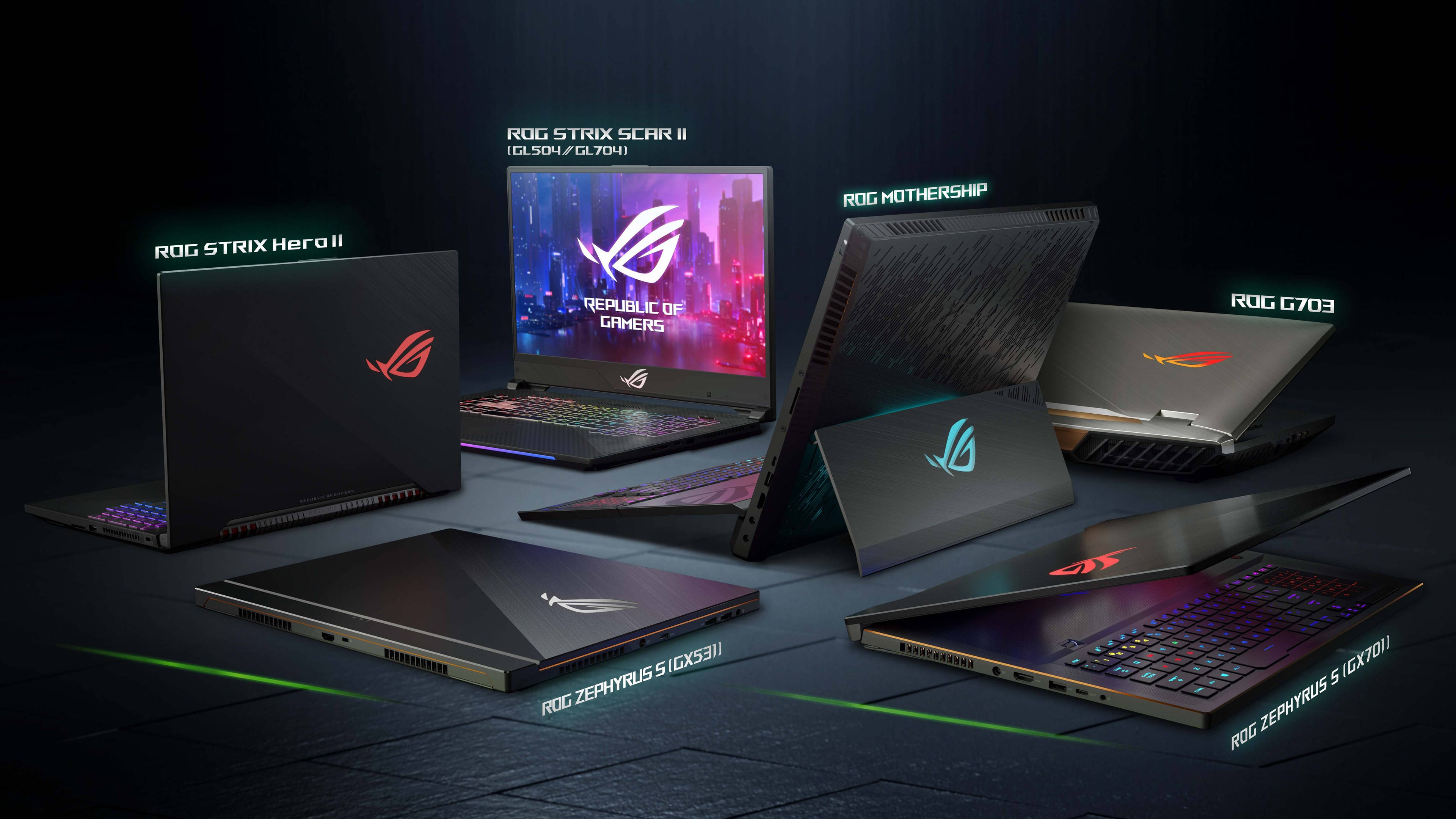 ASUS ROG 4K 遊戲筆電系列 壁紙 — 六部ROG電競手提電腦在昏暗工作室中展示，配備發光RGB鍵盤和亮起的標誌。