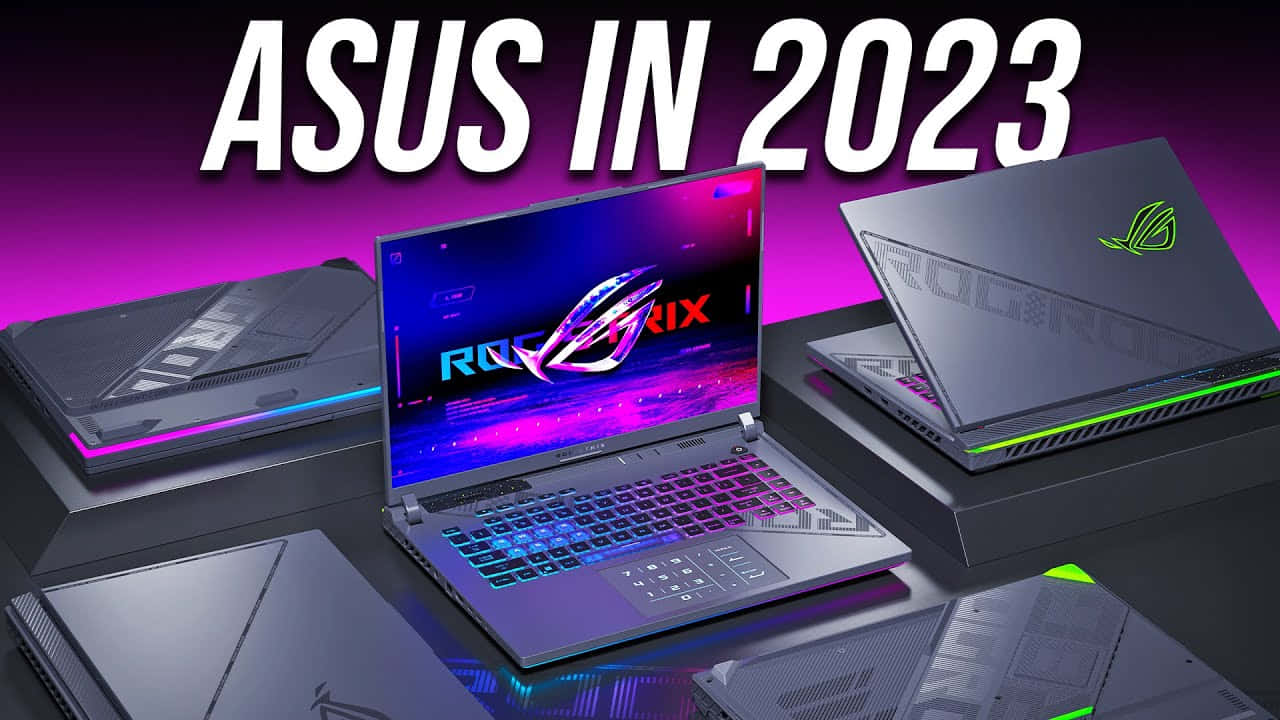 Asus ROG 遊戲筆電的細膩畫質 壁紙 — 五部 ASUS ROG 遊戲筆記型電腦，配備發光 RGB 鍵盤和鮮豔螢幕，顯示在紫色漸變背景上。