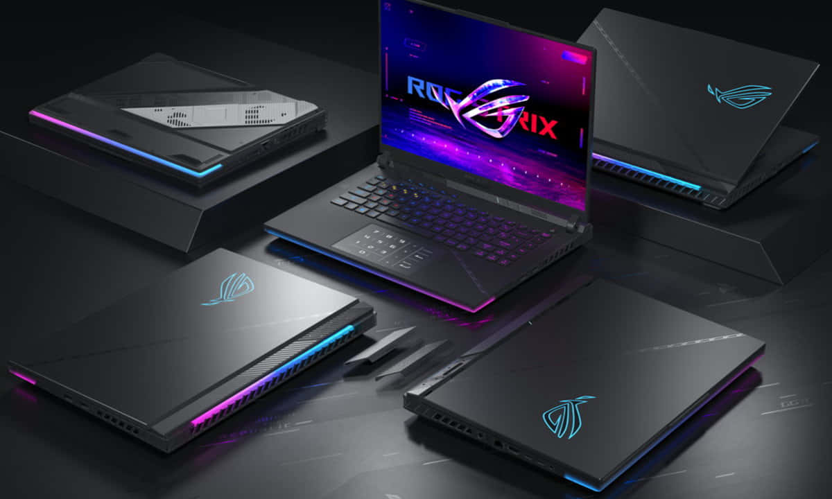 六部 ROG 遊戲筆記型電腦在黑暗表面上排列，帶有發光的 RGB 燈光。