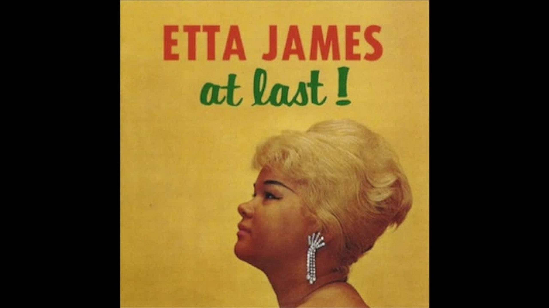 艾塔·詹姆斯《At Last》歌曲封面 壁紙 — Etta James 的復古專輯封面，側面輪廓，暖黃色背景，粗體紅色和綠色字體。