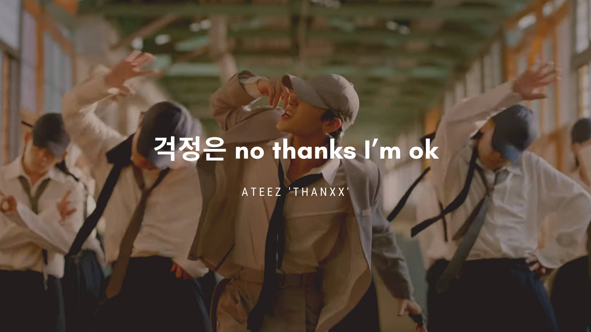 ATEEZ《Thanxx》美學桌面壁紙 壁紙 — K-pop 組合 ATEEZ 喺陽光普照嘅學校走廊入面，著住白恤衫同領帶，充滿活力咁跳舞。