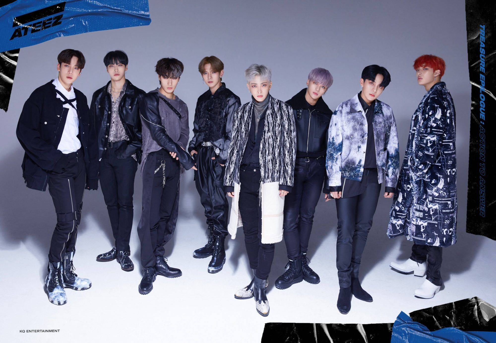 七位時尚的K-pop偶像穿著黑白服裝在工作室中擺姿勢。
