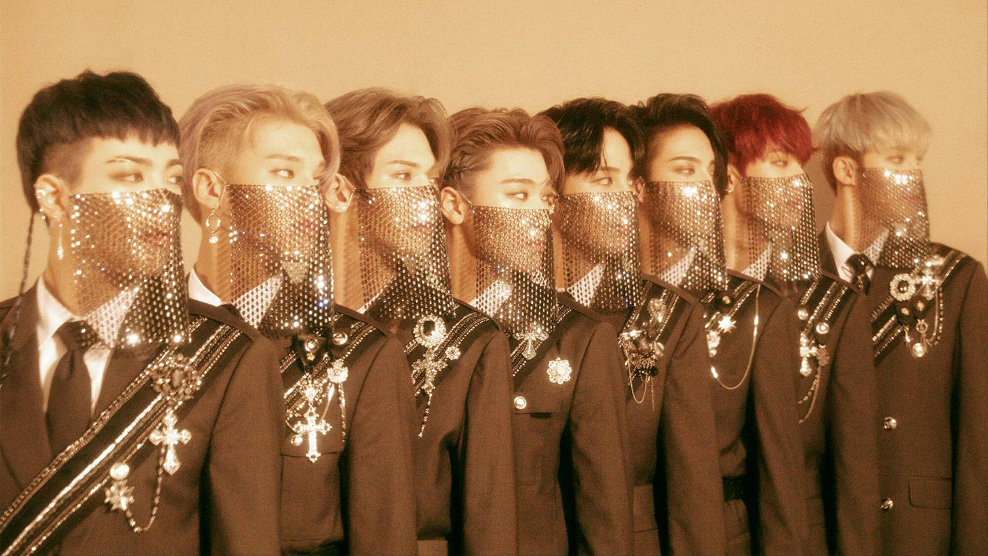 Ateez側面視角桌面 壁紙 — 七名身穿深色西裝的男子戴著閃閃發光的網狀面具，遮蓋下半臉，背景為溫暖的米色。