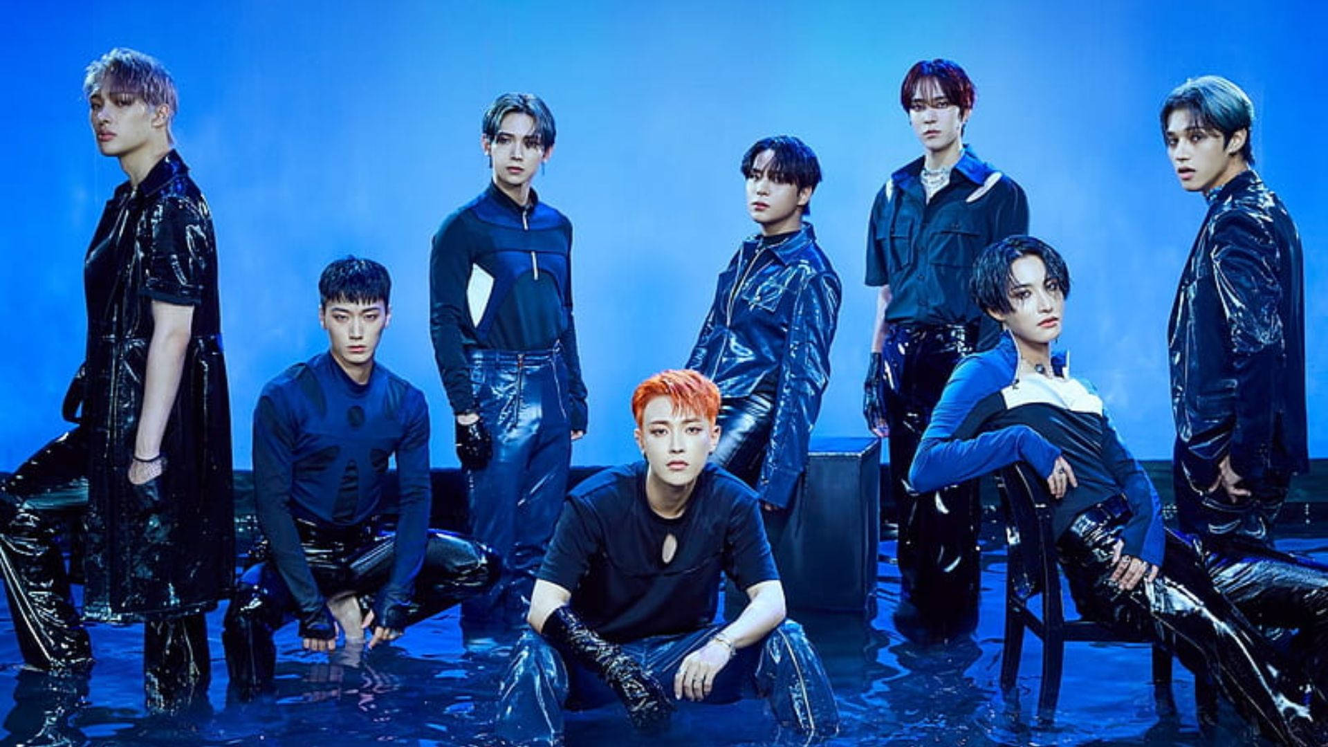 ATEEZ藍調美學桌面壁紙 壁紙 — 七位時尚男士身穿亮黑色服裝，在帶有濕地效果的反射藍光攝影棚中戲劇性地擺姿勢。