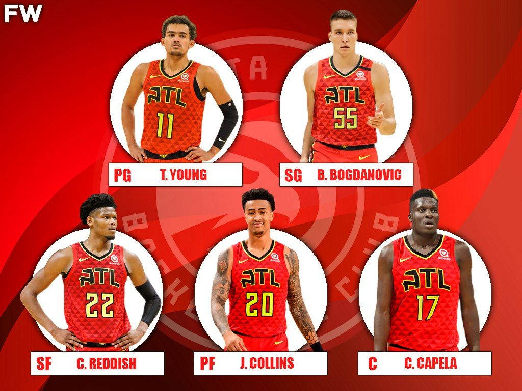 Atlanta Hawks 2019-20 球隊 壁紙 — 五名亞特蘭大老鷹隊籃球運動員身穿紅色球衣，在帶有球隊標誌的醒目紅色背景前擺姿勢。
