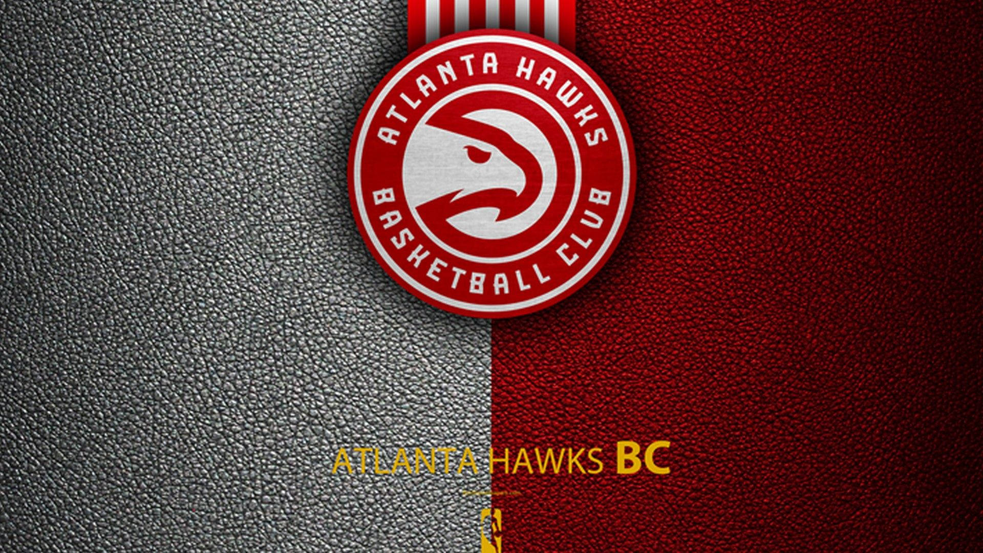 Atlanta Hawks 皮革紋理設計 壁紙 — 亞特蘭大老鷹隊籃球標誌居中於分割的灰色和紅色紋理背景上，下方有球隊名稱。