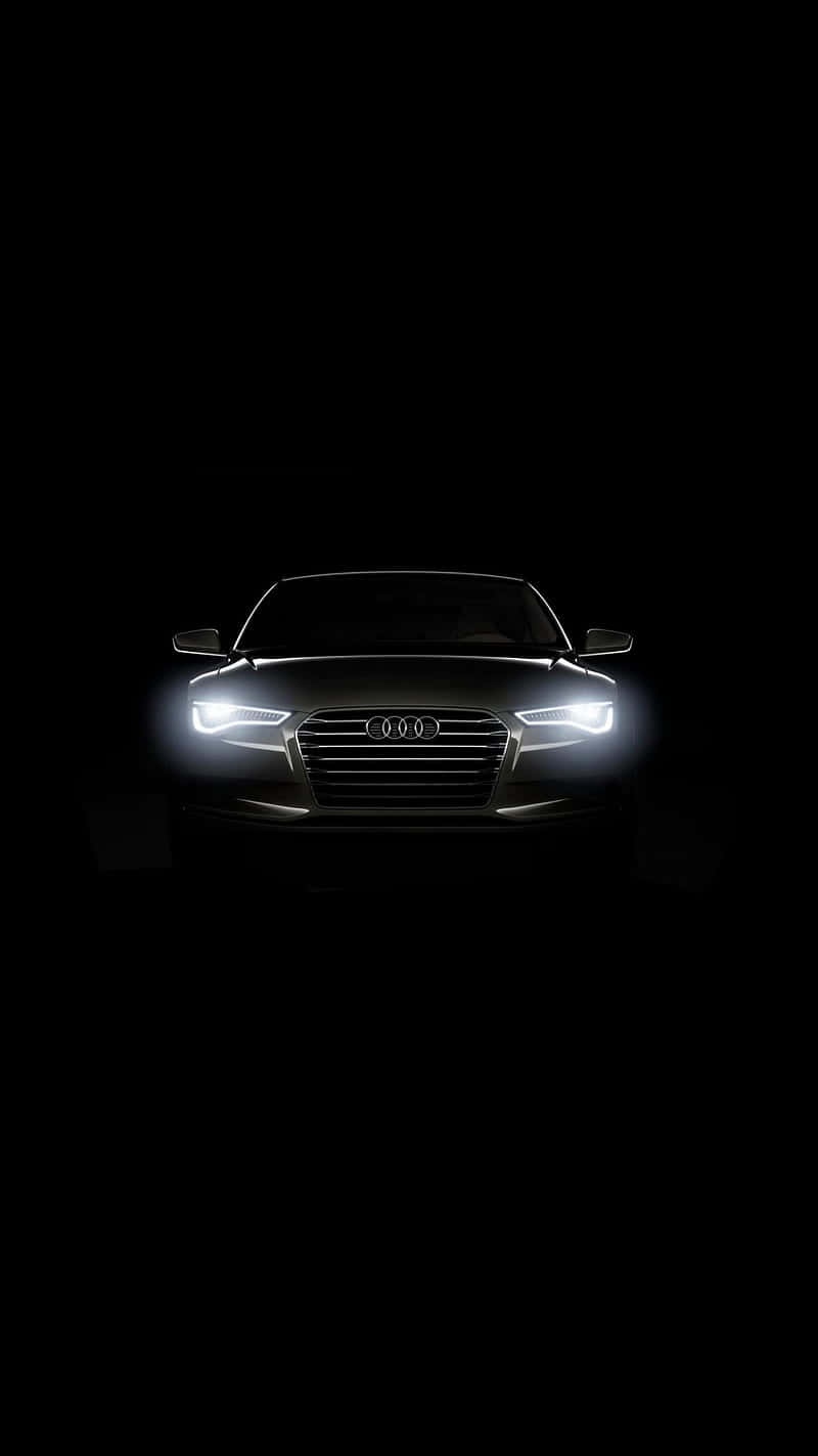 Audi 車頭燈在黑暗中發光。