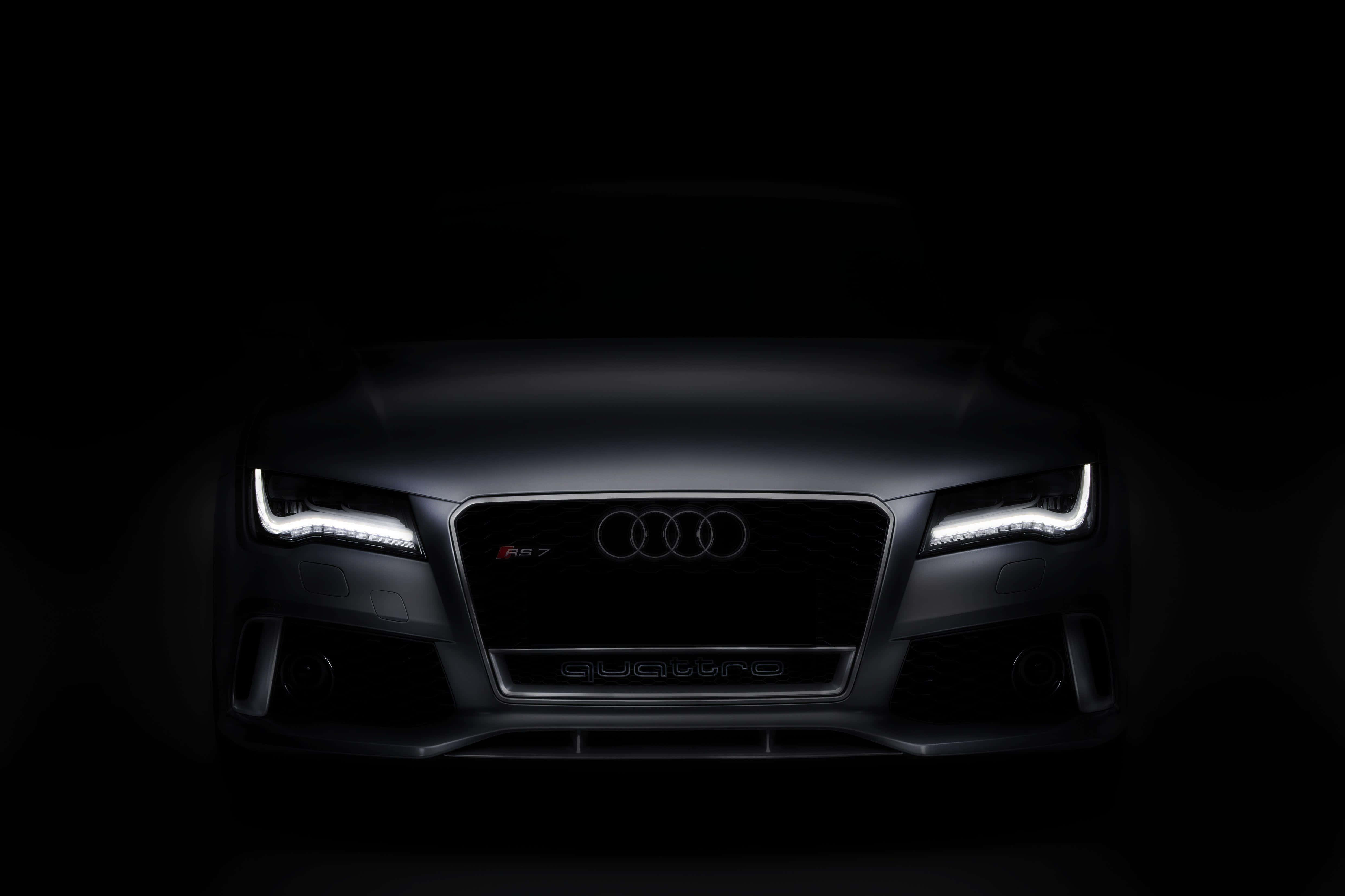 Audi A4 桌布 壁紙 — Audi R57 前格柵在漆黑背景下被銳利LED頭燈照亮。