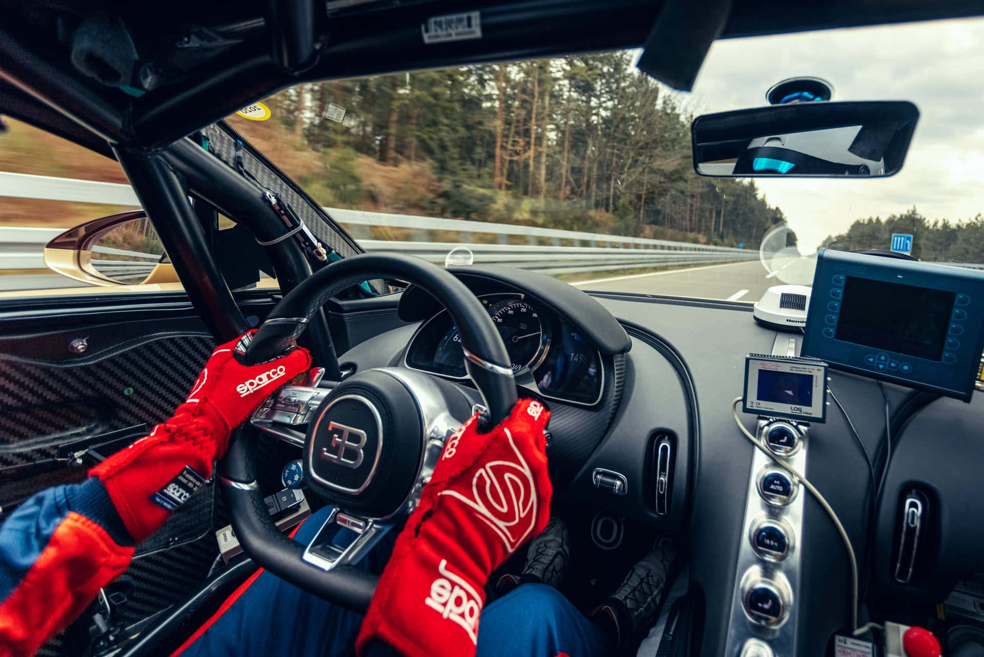 Audi R8 LS1 車手在駕駛艙內 壁紙