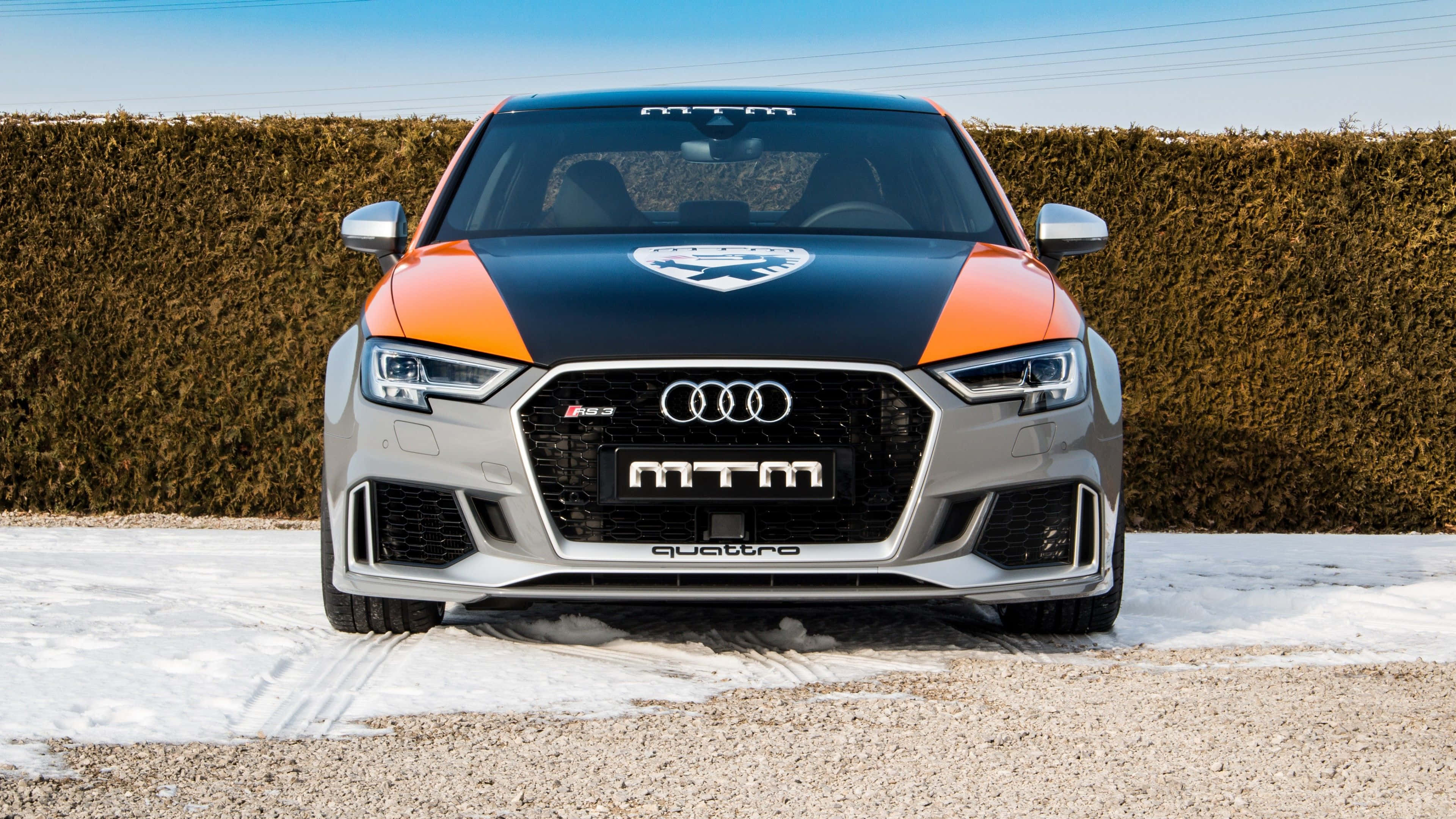 Sedan 桌布 壁紙 — Audi RS3 配備MTM調校和橙黑配色，停在雪地上，背景是樹籬和晴朗的藍天。