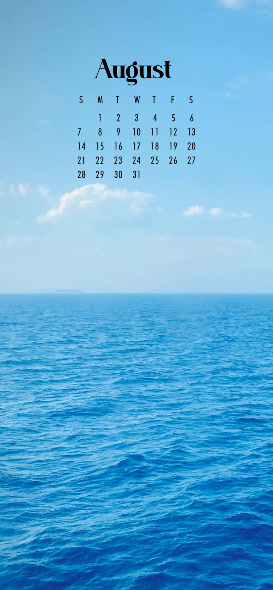 八月日曆顯示在平靜的藍色海洋上，伴有白雲。