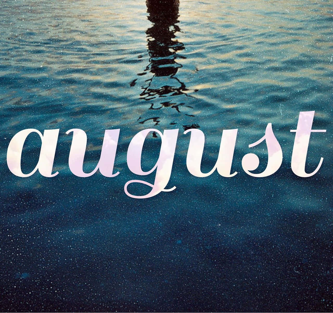 August 桌布 壁紙 — 「august」呢個字漂浮喺深藍色嘅水入面，上面有一個人嘅倒影泛起漣漪。