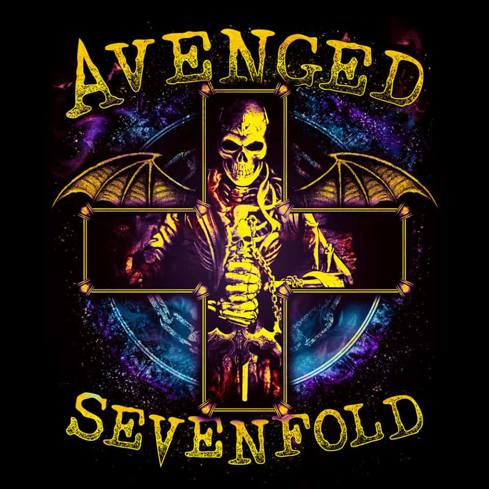 Avenged Sevenfold - T恤 壁紙 — 一個金色骷髏形狀，帶有蝙蝠翅膀，在宇宙紫色藍色背景下的十字架內握著一把劍。
