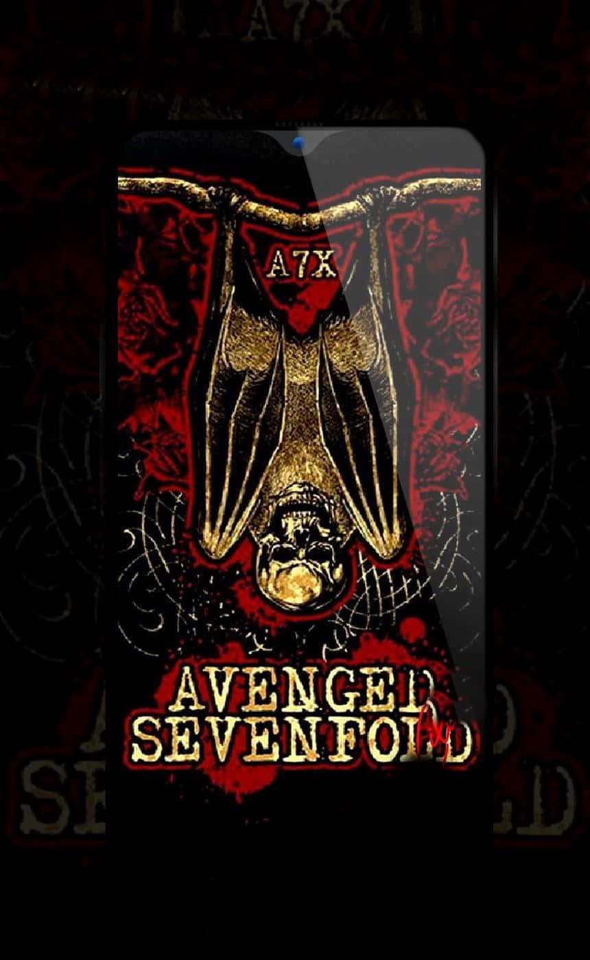 Avenged Sevenfold 登上手機螢幕 壁紙 — 一部手機顯示深紅色和金色的Avenged Sevenfold壁紙，上面有蝙蝠、骷髏臉和玫瑰。