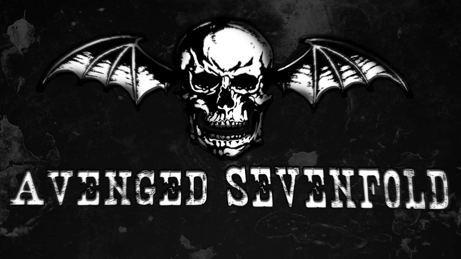 Avenged Sevenfold 骷髏標誌 壁紙 — 一個清晰的黑白標誌，在紋理深色背景上，蝙蝠翅膀的骷髏位於樂隊名稱 Avenged Sevenfold 上方。