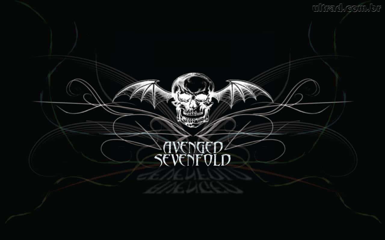 Avenged Sevenfold 眼神發光的骷髏蝙蝠標誌 壁紙 — Avenged Sevenfold 的蝙蝠翼骷髏標誌在帶有漩渦狀花絲線條的黑色背景上發出白色光芒。