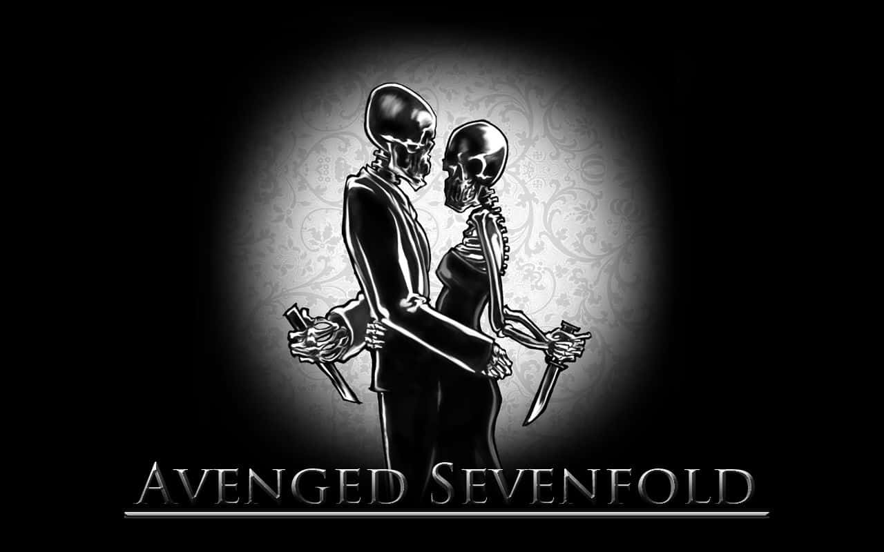 Avenged Sevenfold《A Little Piece Of Heaven》專輯封面 壁紙 — 兩個穿著西裝的骷髏人物手持刀具，在聚光燈下擁抱，背景為圖案背景及樂隊名稱文字。