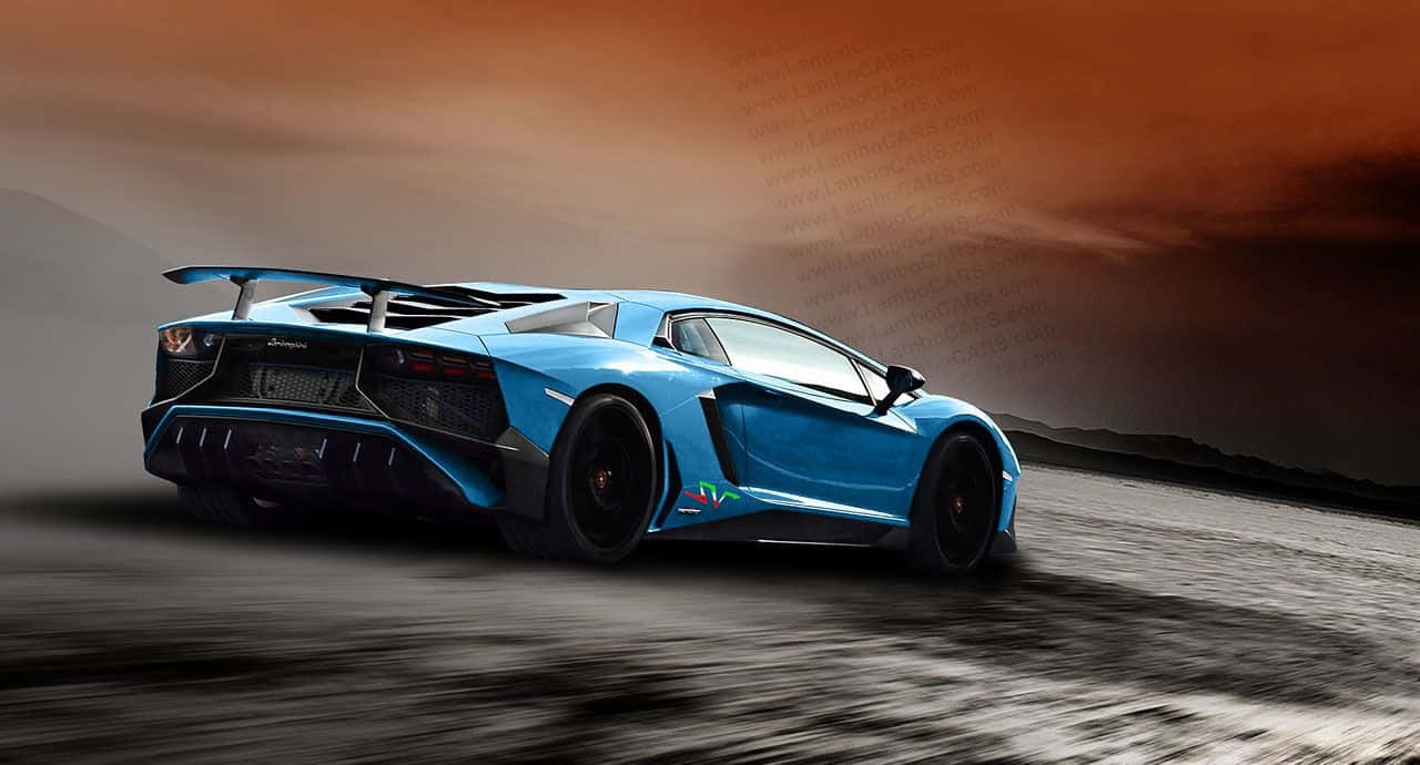 藍色蘭博基尼Aventador動感拍攝 壁紙 — 一輛充滿活力的藍色林寶堅尼 Aventador SVJ 在塵土飛揚的沙漠道路上奔馳，背景是火紅的橙色日落天空。