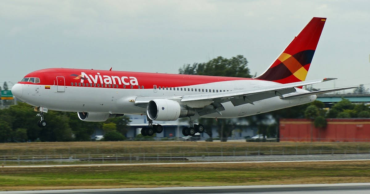 Avianca 飛機從跑道起飛，周圍環繞著綠化和機場基礎設施。