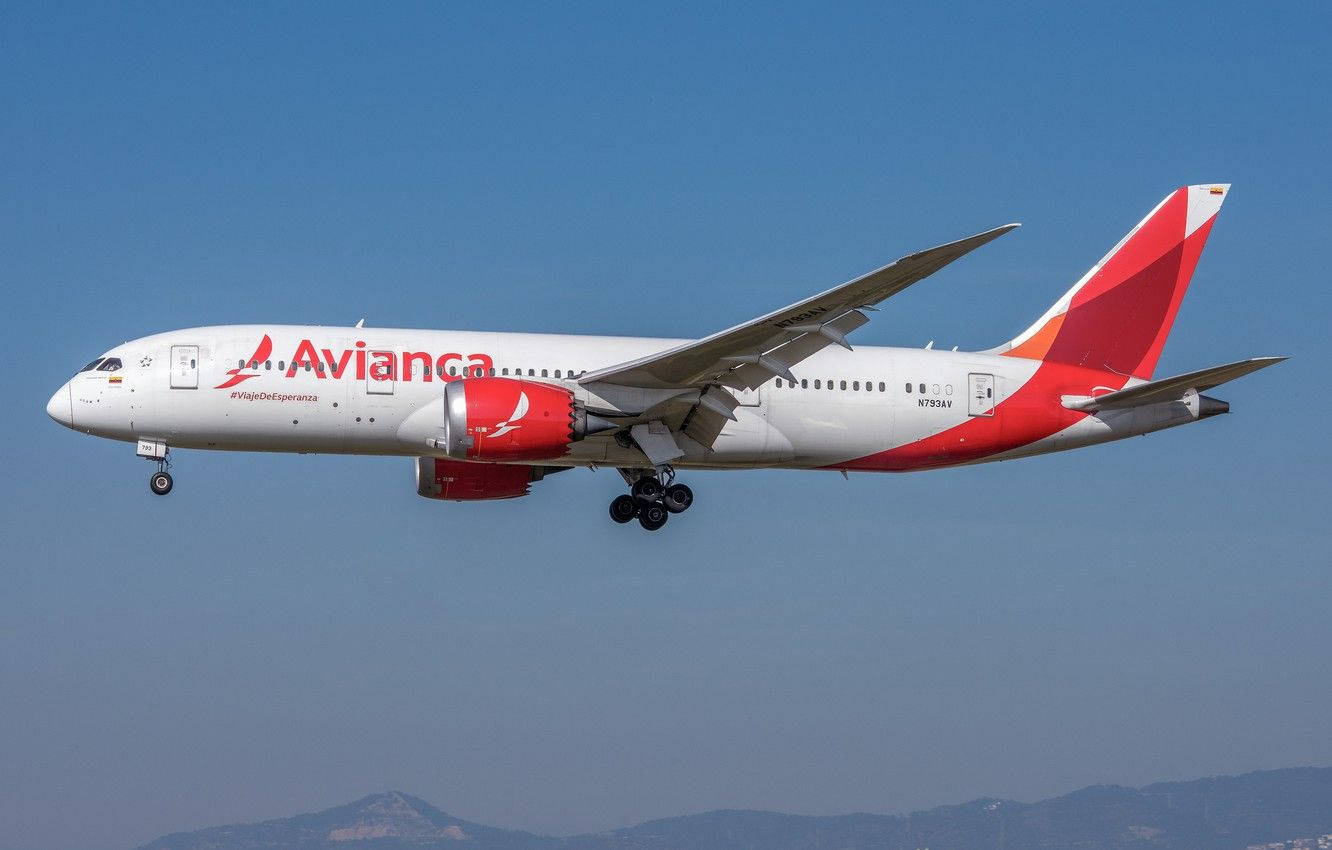 Avianca 飛機以群山為背景起飛