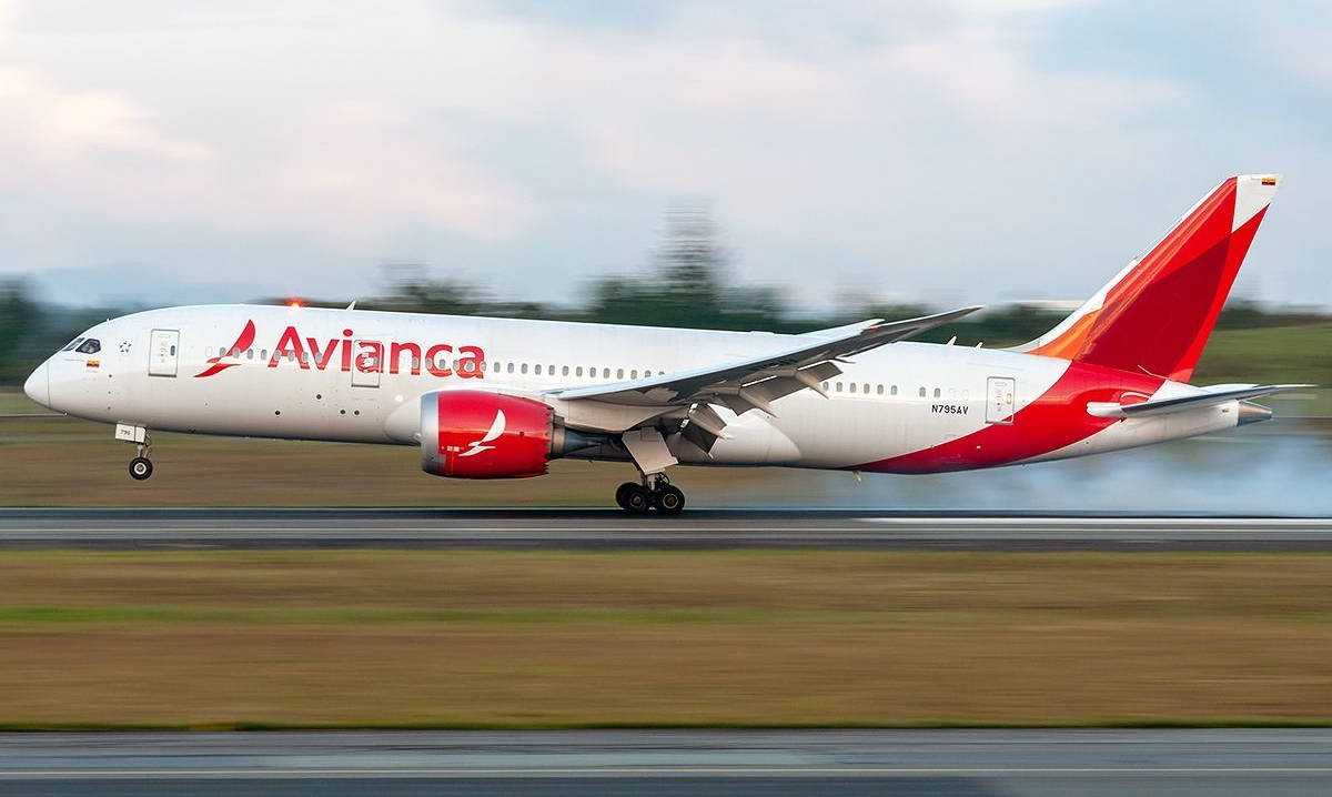 Avianca 客機在日間於跑道上疾馳