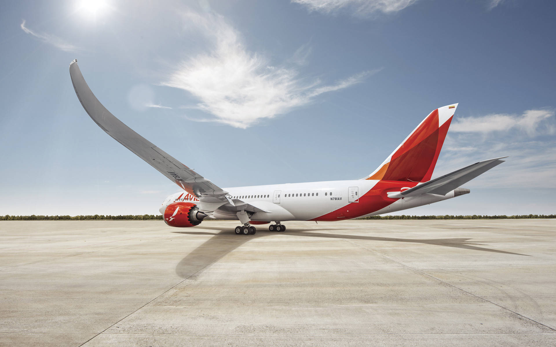 Qantas 飛機在明亮陽光和藍天下停在停機坪上