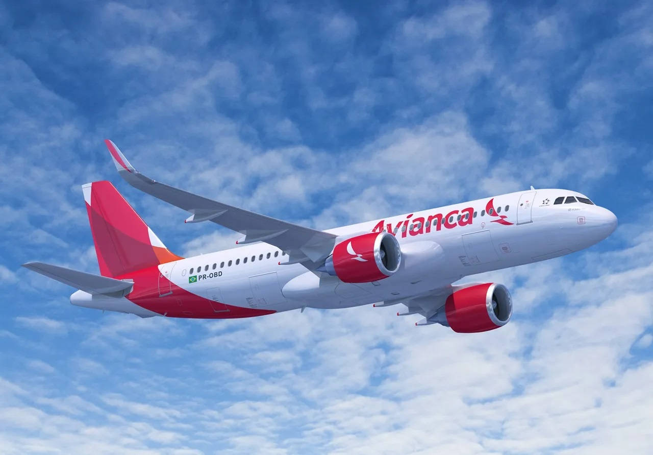 Avianca 飛機在藍天白雲中飛行。