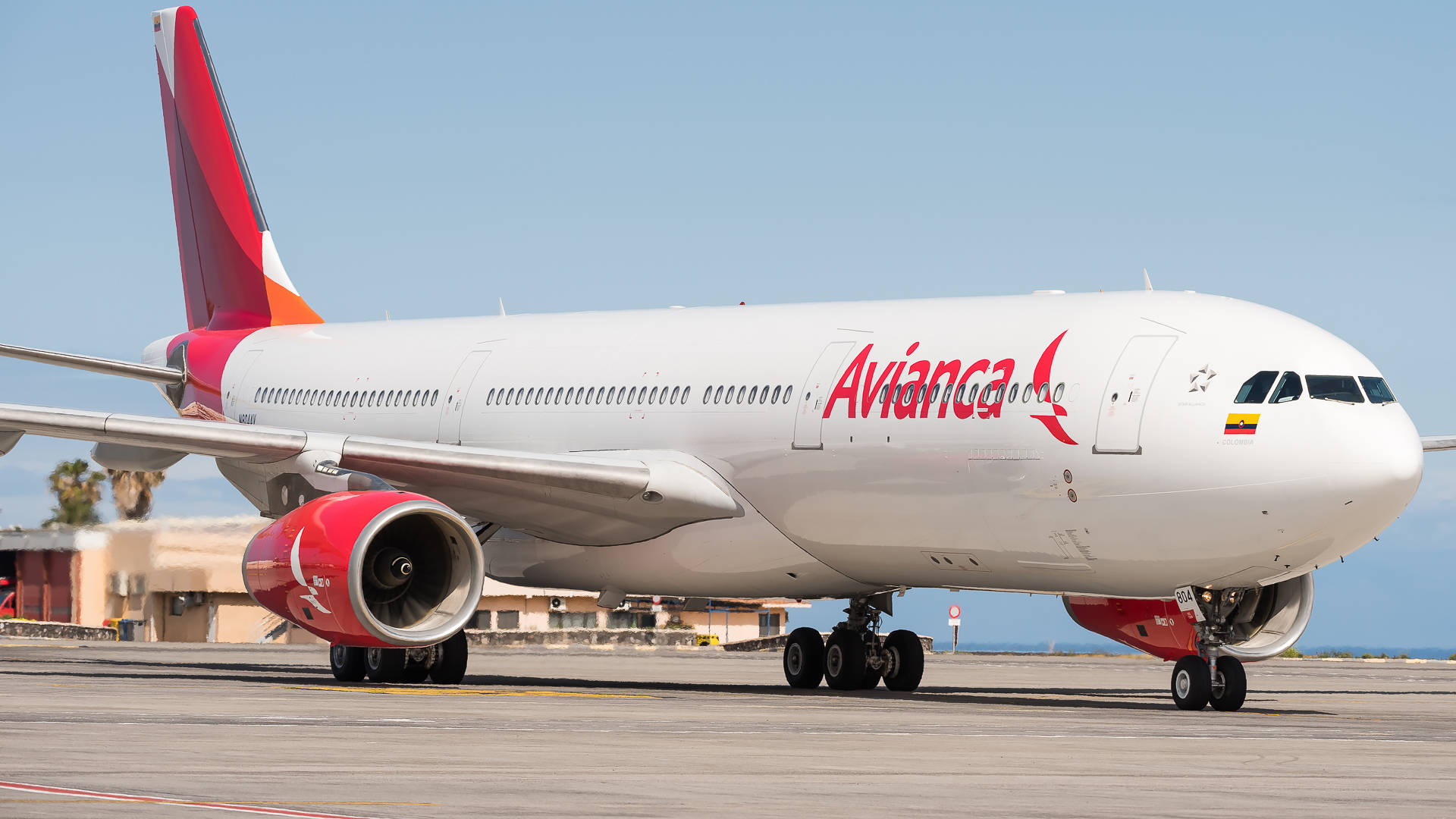 Avianca 飛機停泊喺機場停機坪，藍天背景