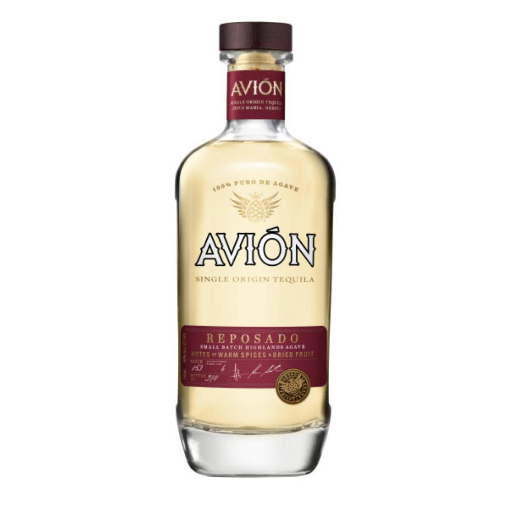 一個裝有金色液體和栗色標籤的Avion Reposado龍舌蘭酒瓶子。