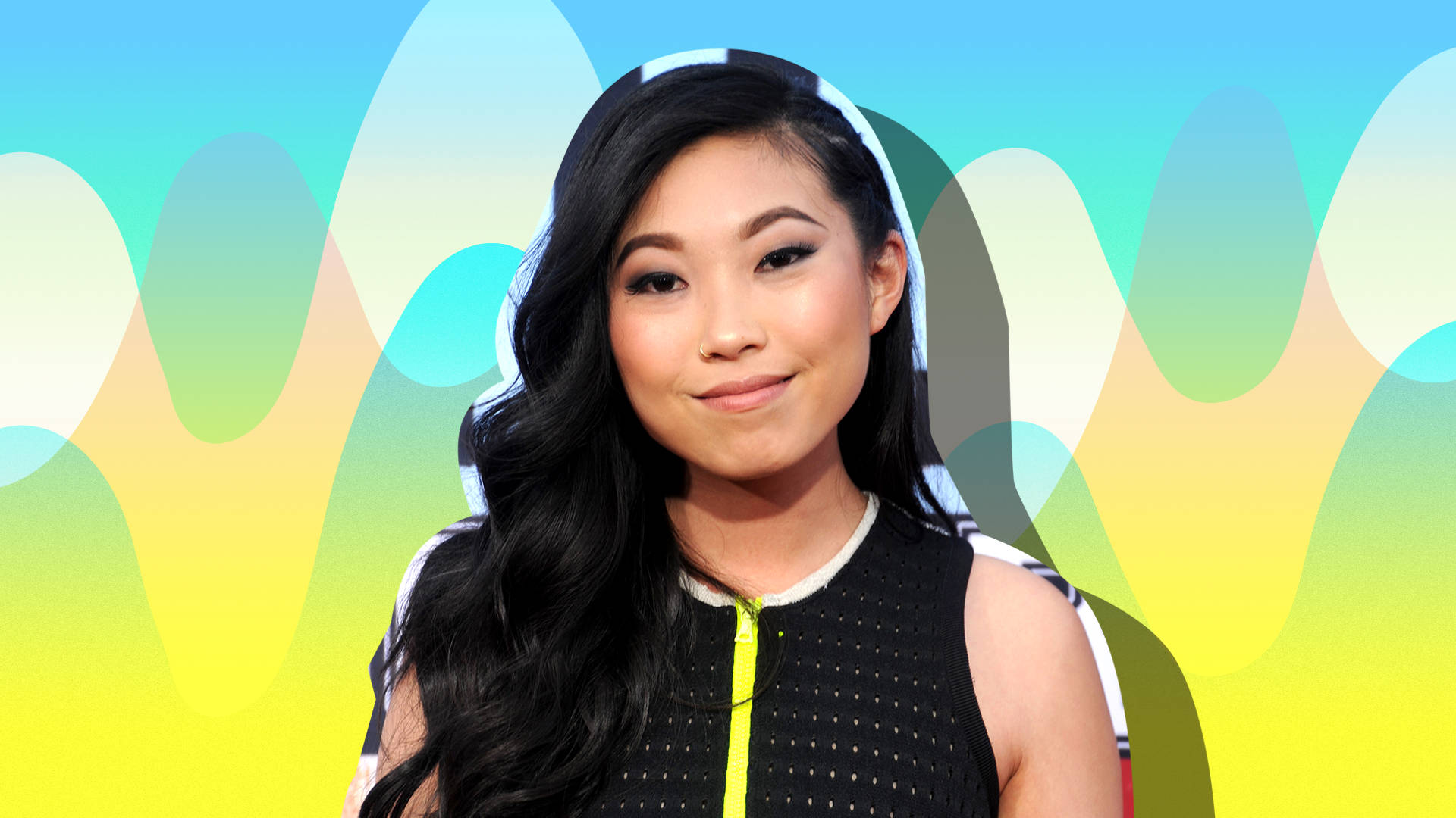 Awkwafina 數位編輯照片 壁紙 — 一位長黑髮的女性在流動的柔和波浪的鮮豔抽象背景前溫柔地微笑。