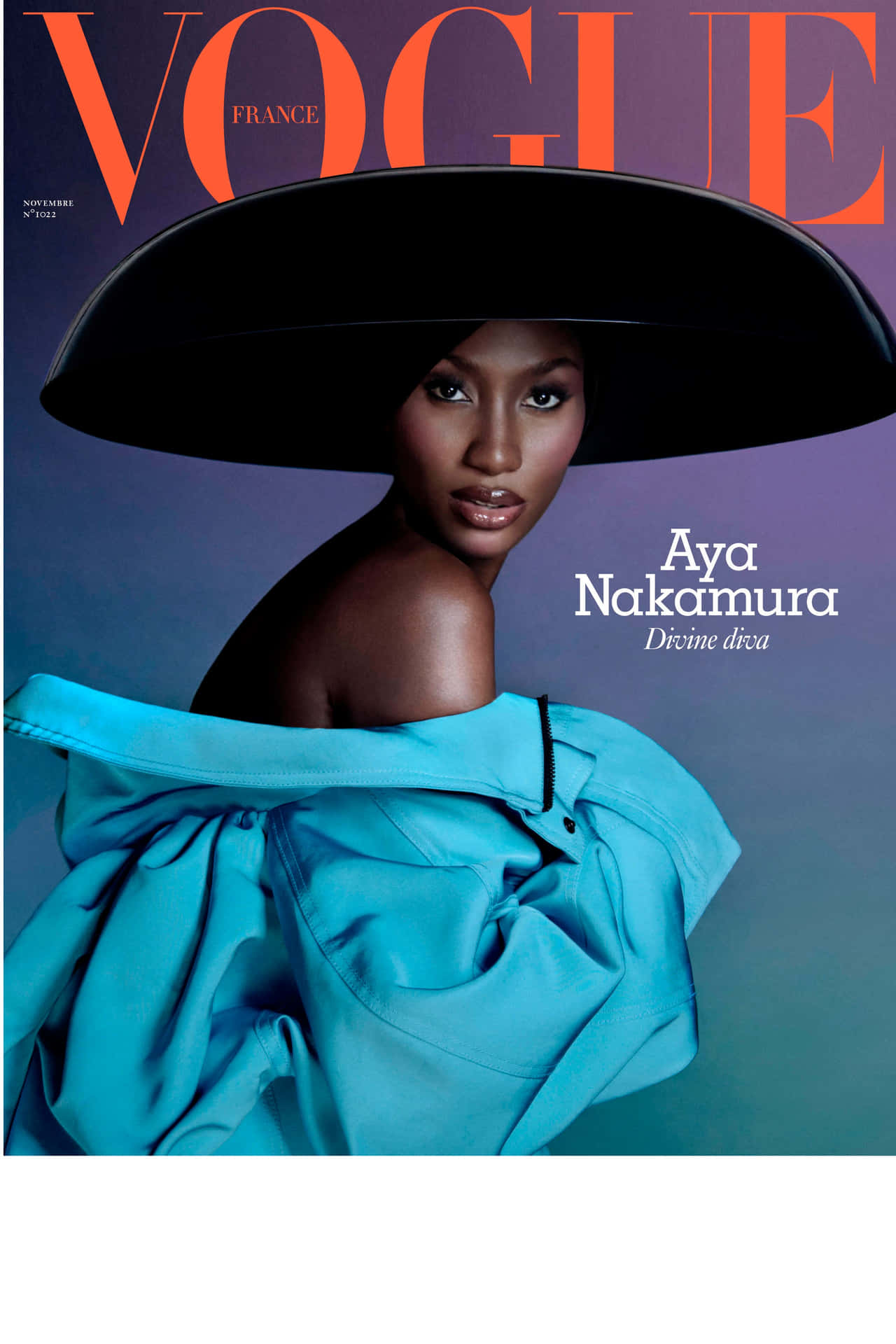  壁紙 — Aya Nakamura 喺 Vogue France 封面，戴住一頂寬邊黑帽，喺紫色同藍綠色漸變背景前自信咁凝視。