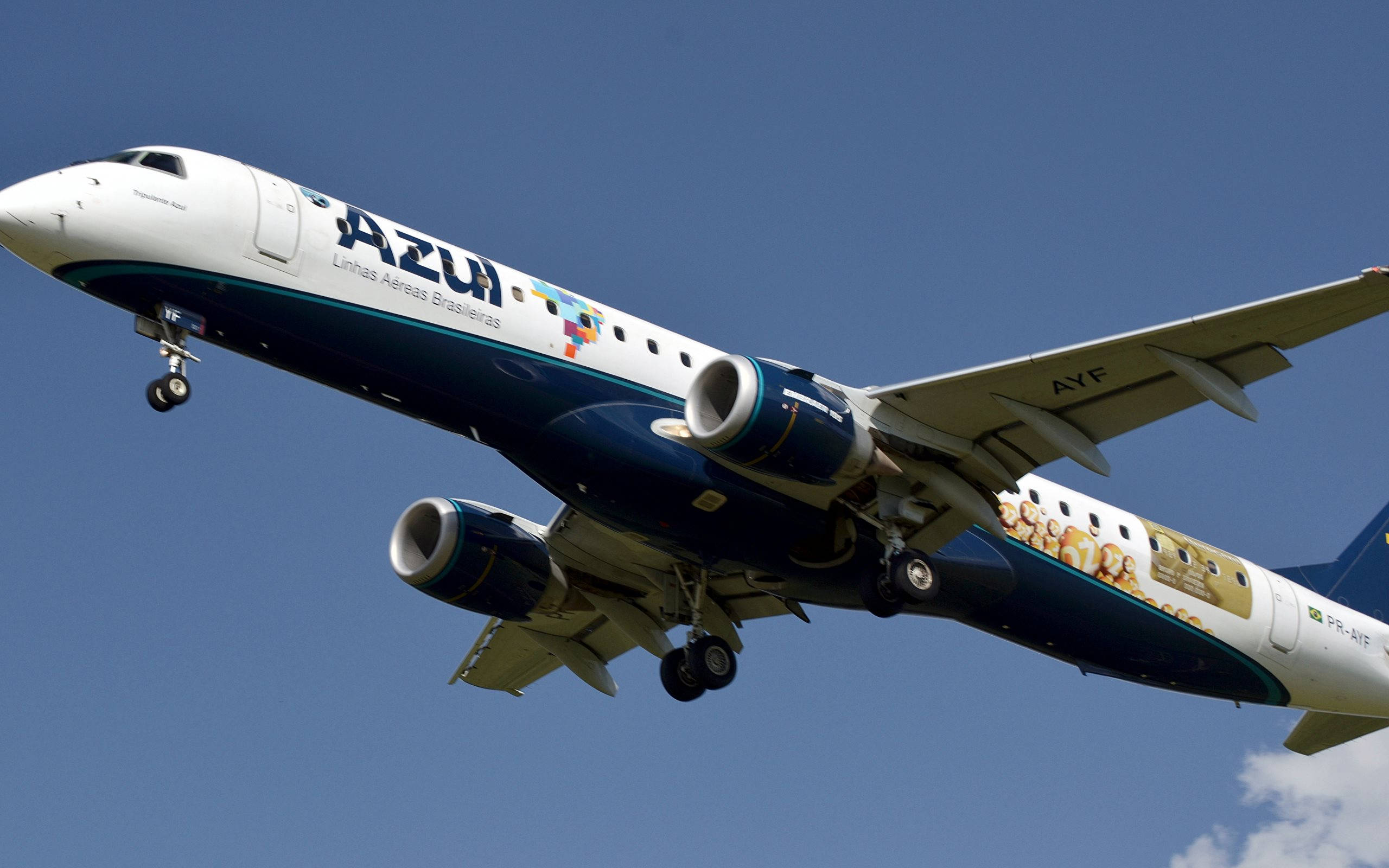 Azul 航空公司 簡約機身設計 壁紙 — 一架藍白塗裝的藍色巴西航空（Azul Airlines）客機在晴朗藍天下放下起落架急轉彎。