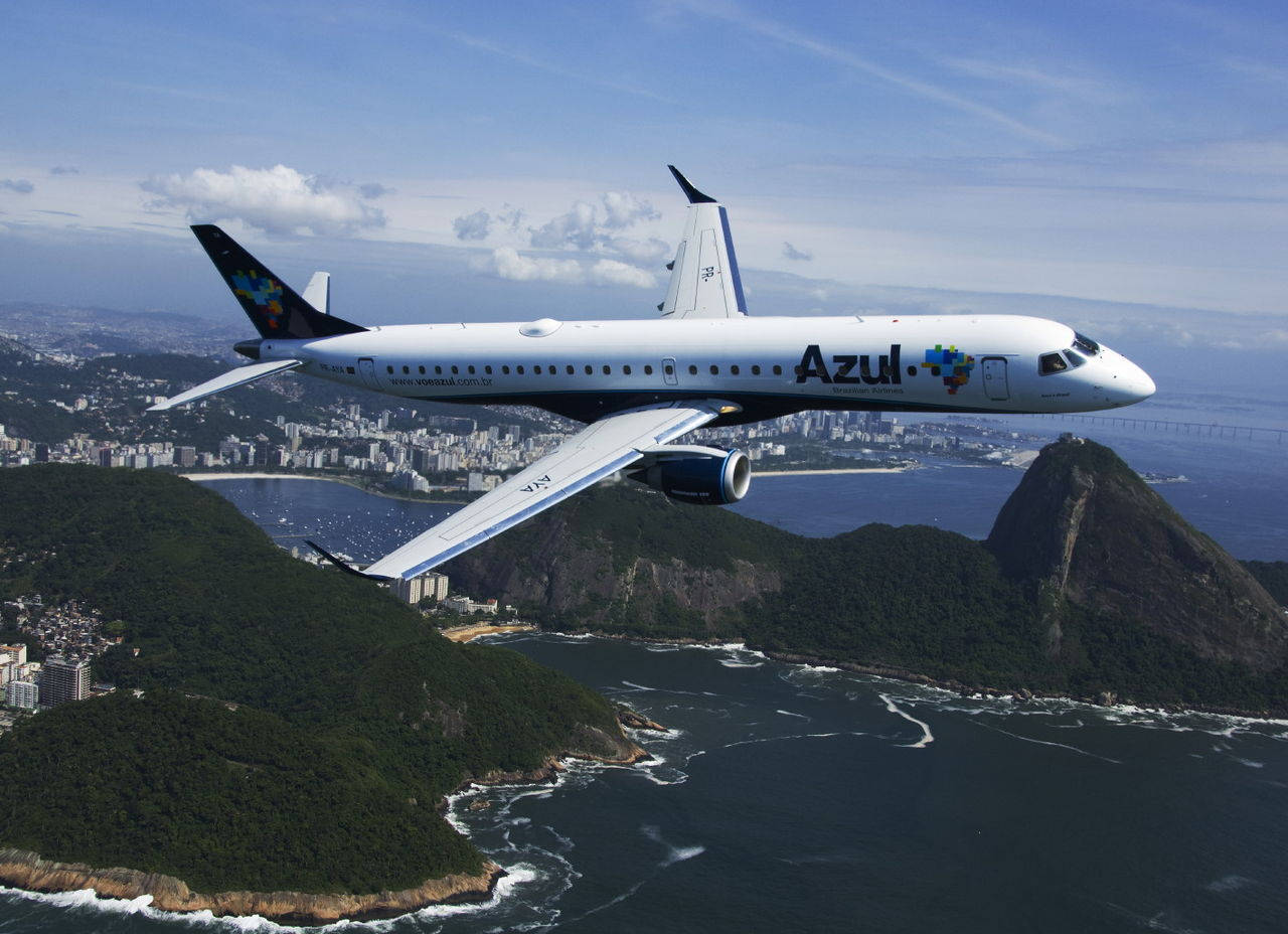 Azul Airlines 飛機飛越里約熱內盧沿海城市景觀和甜麵包山。