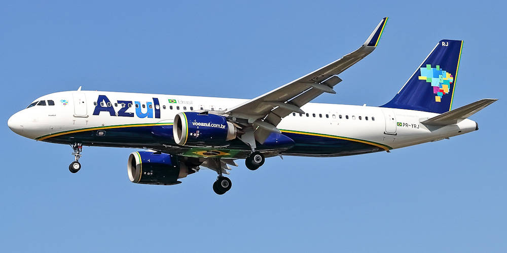 Azul Airlines飛機在晴朗藍天中飛行，起落架已放下
