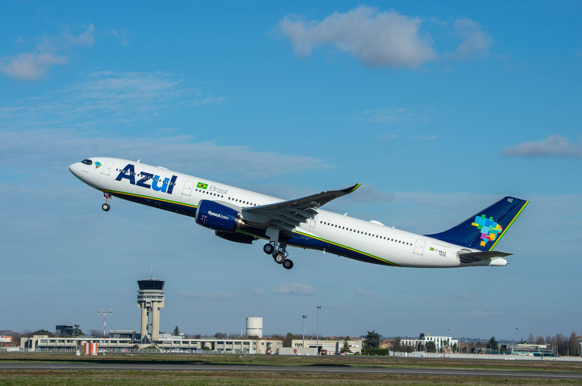 Azul飛機從機場跑道起飛