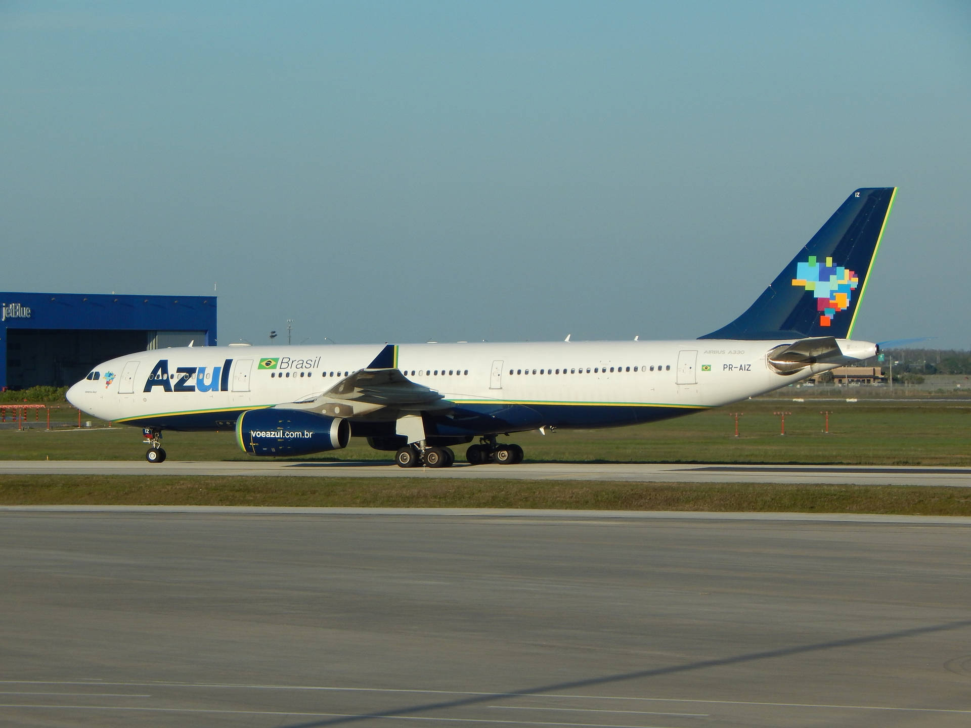 Azul Brasil飛機在日間機場停機坪上