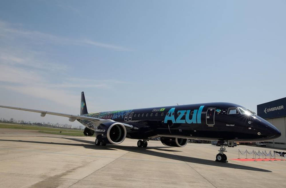 Azul Airlines Embraer噴射機停在機場停機坪上，天空晴朗湛藍。