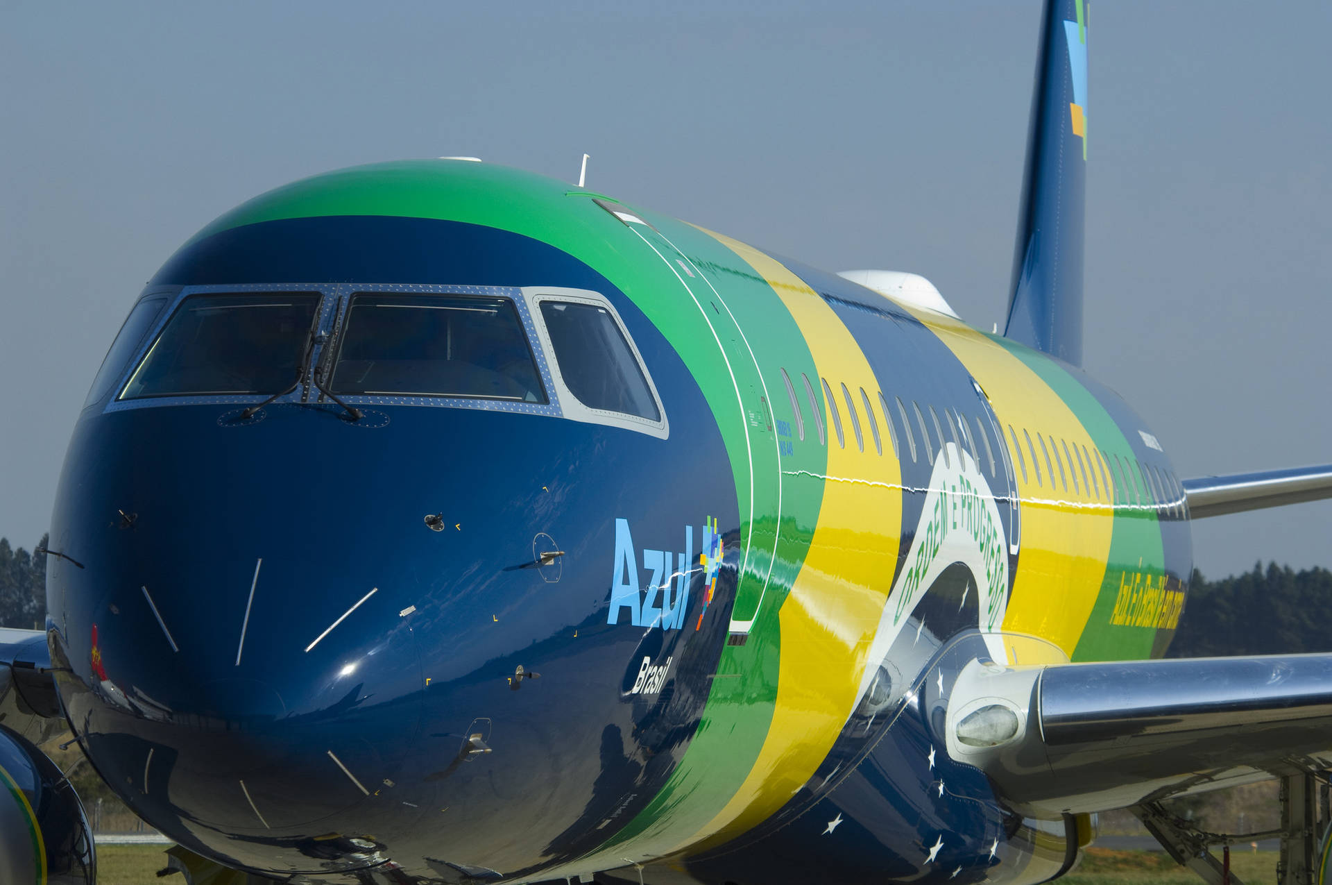 巴西藍色航空色彩繽紛的飛機停在停機坪上